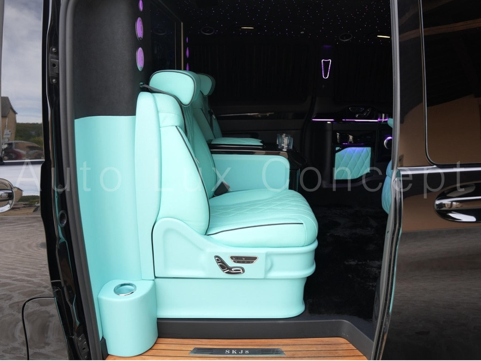 Mercedes V 300 d 4MATIC Extra Long AMG Line Rovelver VIP Van (2022) - Photo 8