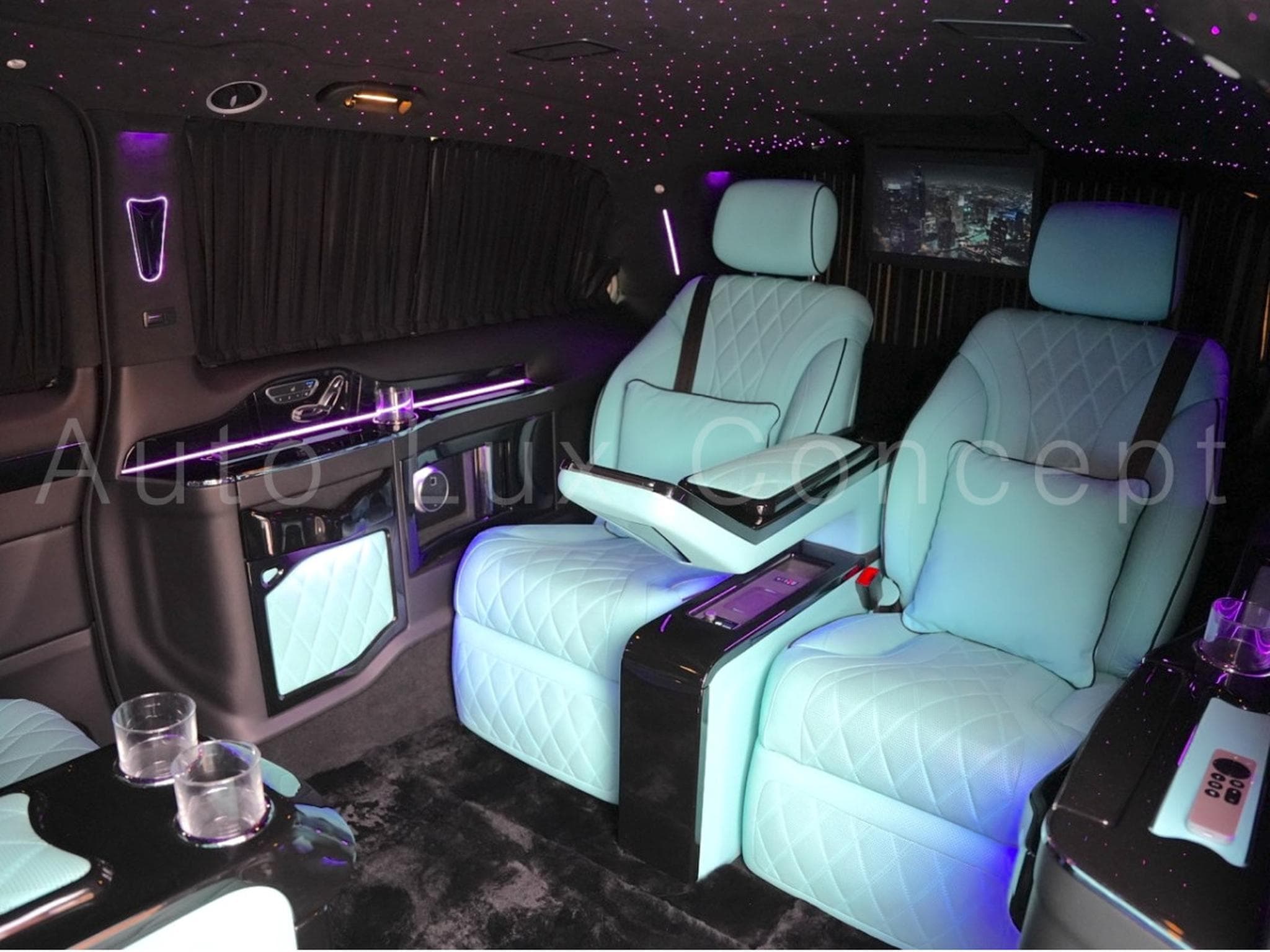 Mercedes V 300 d 4MATIC Extra Long AMG Line Rovelver VIP Van (2022) - Photo 9
