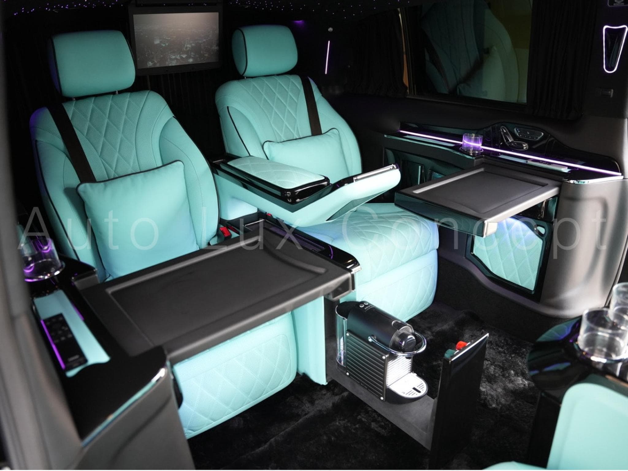 Mercedes V 300 d 4MATIC Extra Long AMG Line Rovelver VIP Van (2022) - Photo 12