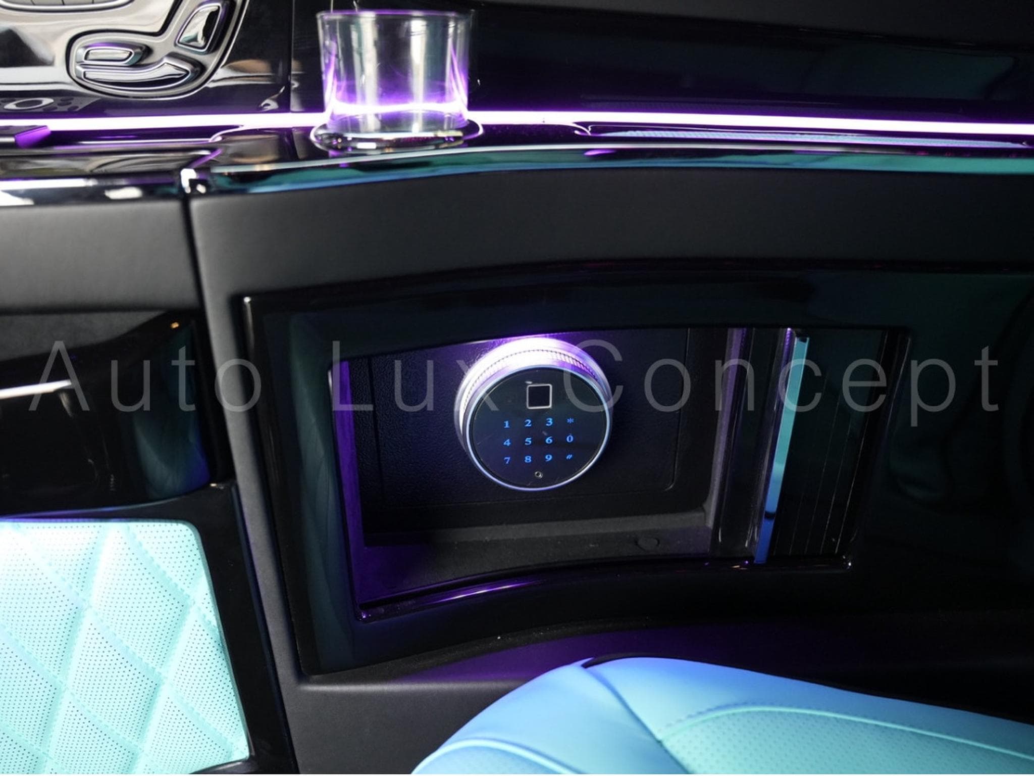Mercedes V 300 d 4MATIC Extra Long AMG Line Rovelver VIP Van (2022) - Photo 21