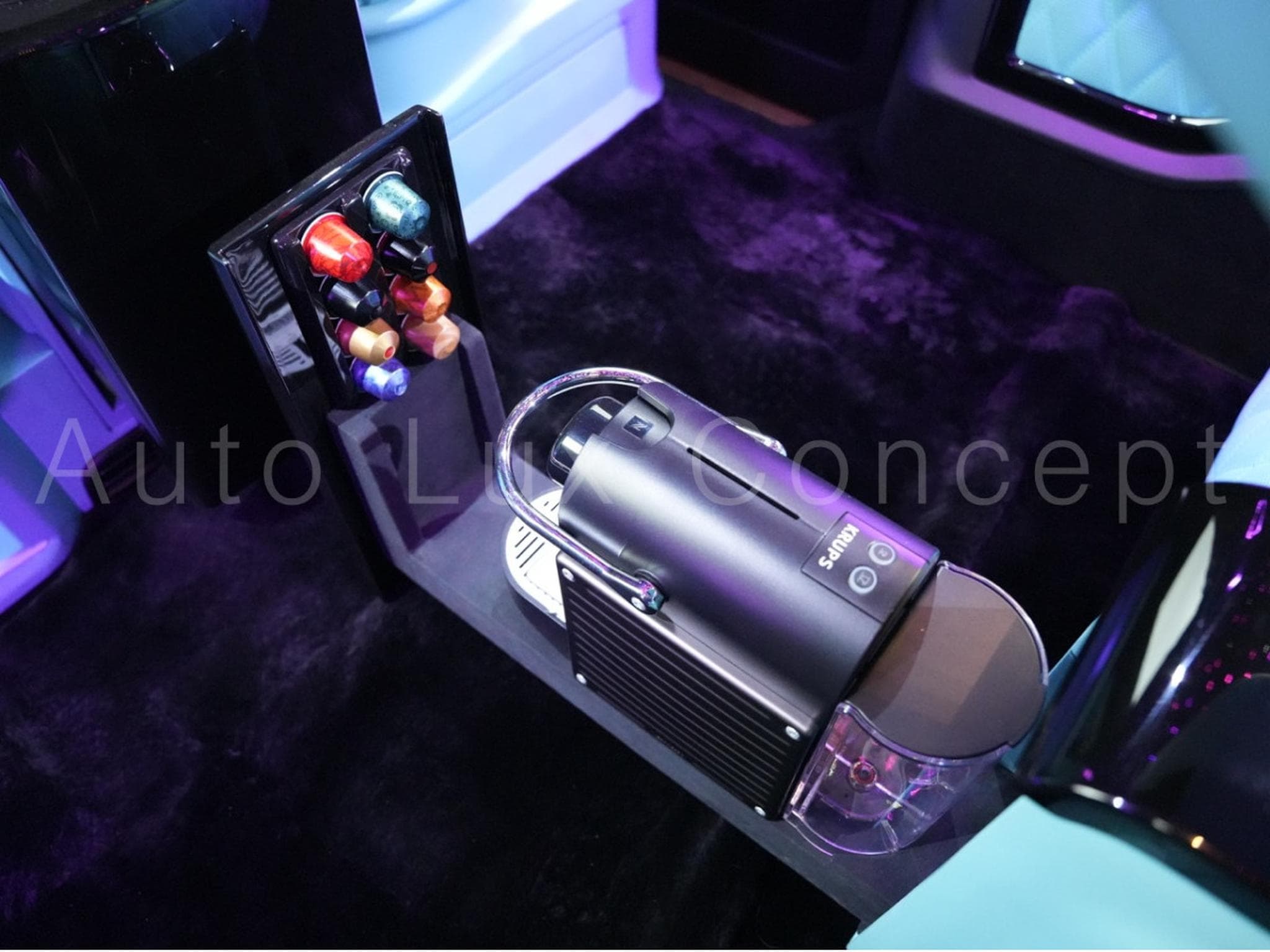 Mercedes V 300 d 4MATIC Extra Long AMG Line Rovelver VIP Van (2022) - Photo 24
