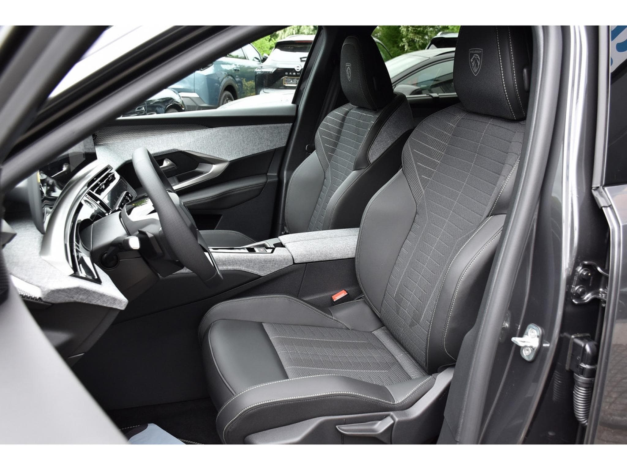 Peugeot 5008 GT Hybrid 145 e-DCS6 7 Pl. ACC CAM NEUF (2026) - Photo 2