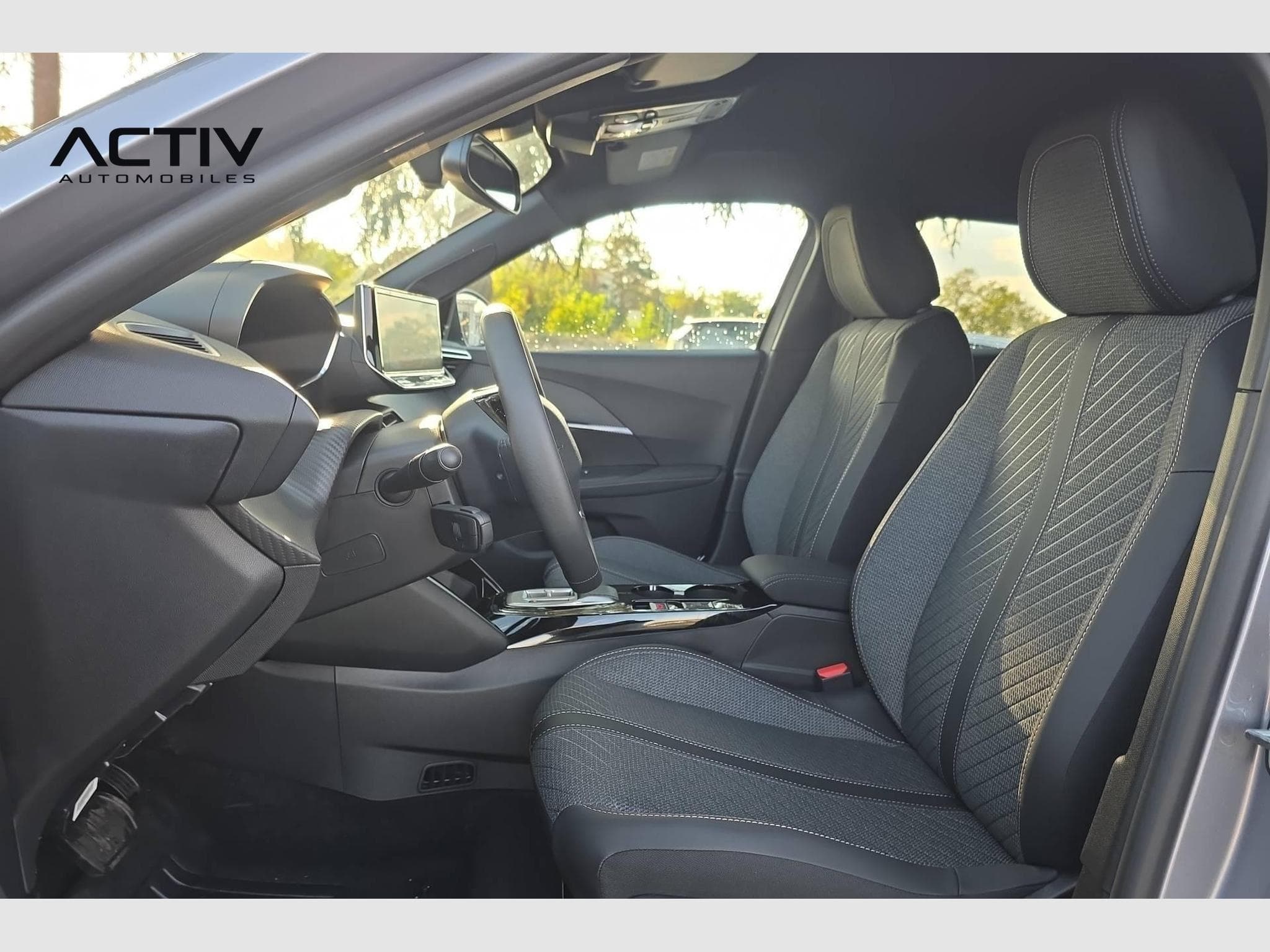 Peugeot 2008 Hybrid 145 e-DCS6 Allure (2026) - Foto 22