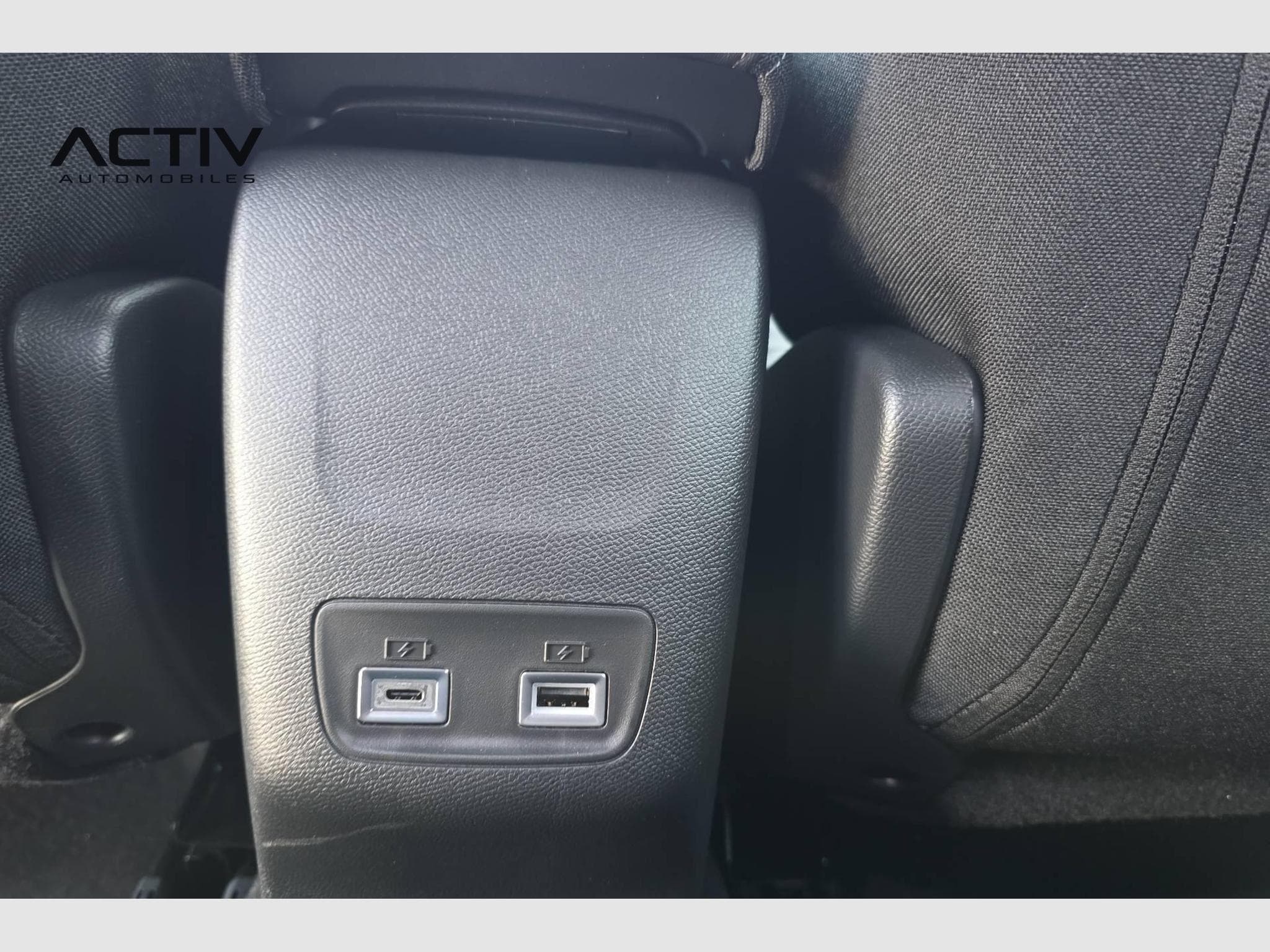 Peugeot 2008 Hybrid 145 e-DCS6 Allure (2026) - Foto 23