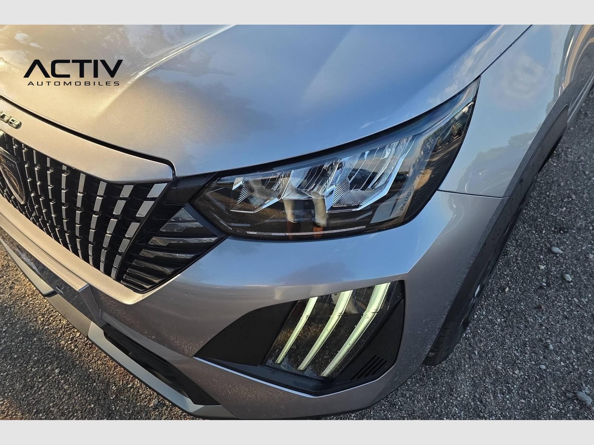 Peugeot 2008 Hybrid 145 e-DCS6 Allure (2026) - Foto 25