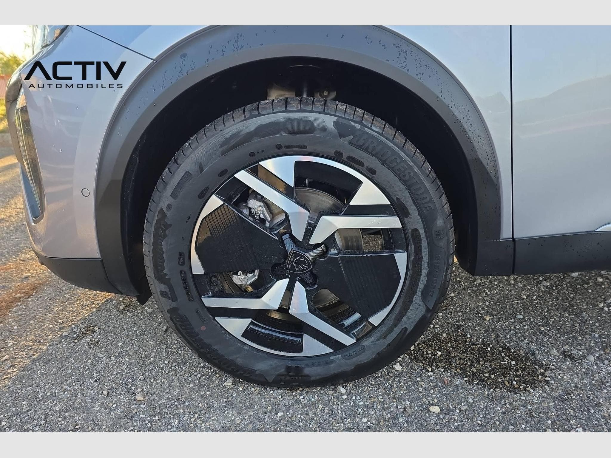 Peugeot 2008 Hybrid 145 e-DCS6 Allure (2026) - Foto 26