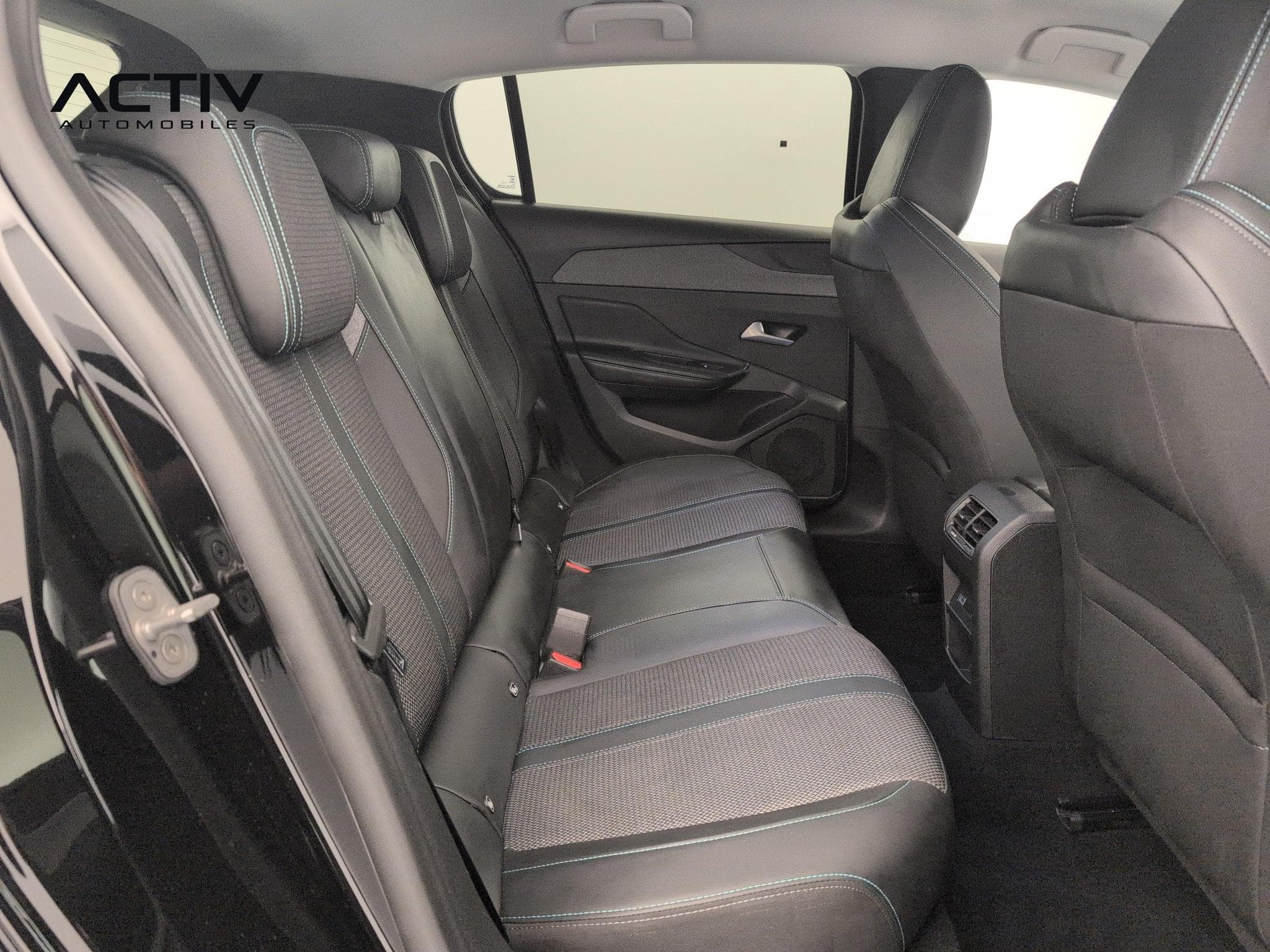 Peugeot 308 Hybrid 145 e-DCS6 Allure (2025) - Foto 10