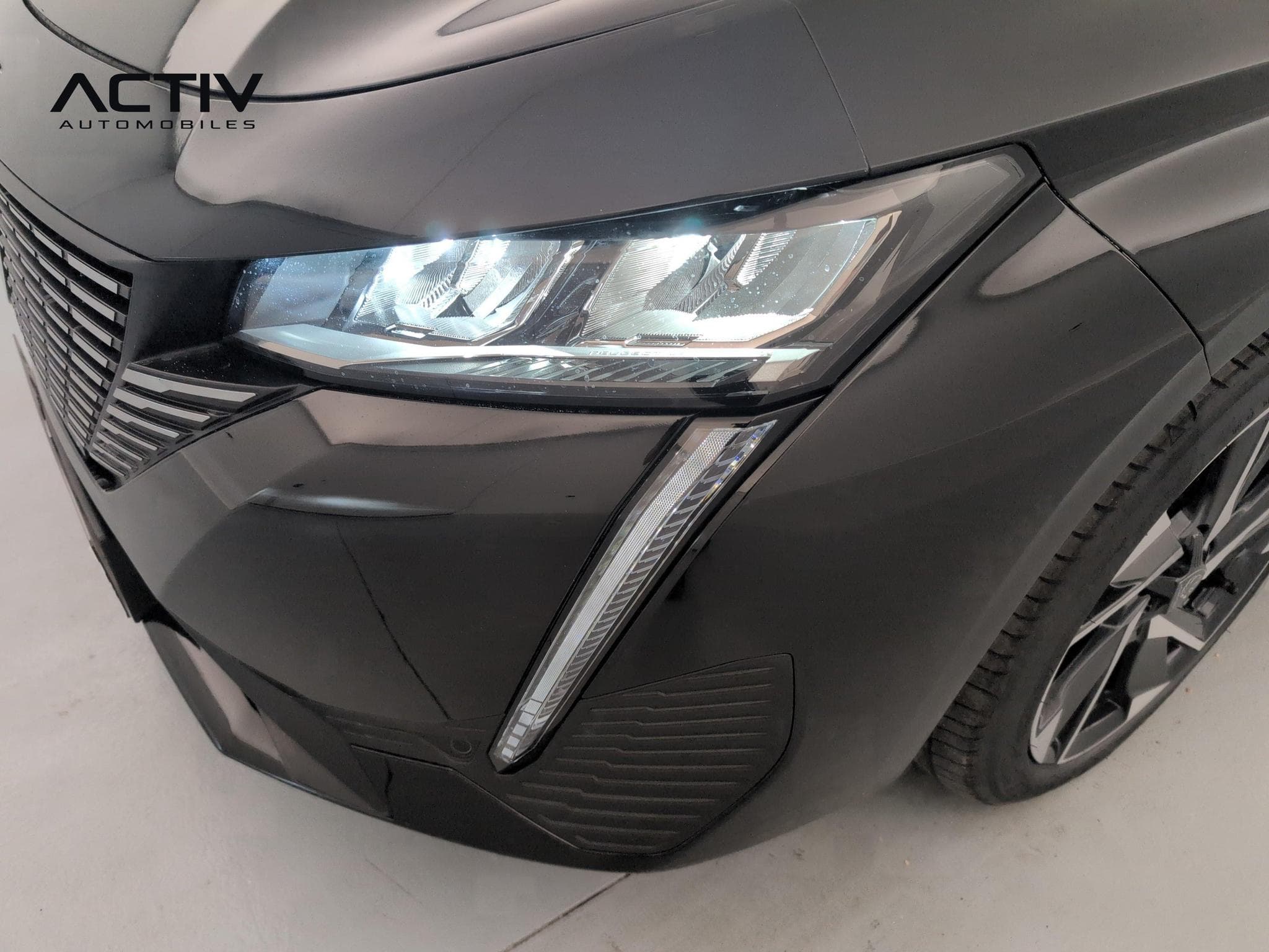 Peugeot 308 Hybrid 145 e-DCS6 Allure (2025) - Foto 22