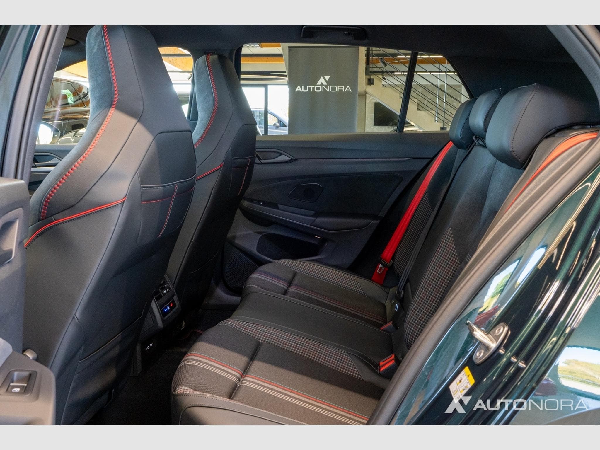 VW Golf VIII GTI Edition 50 (2026) - Photo 14