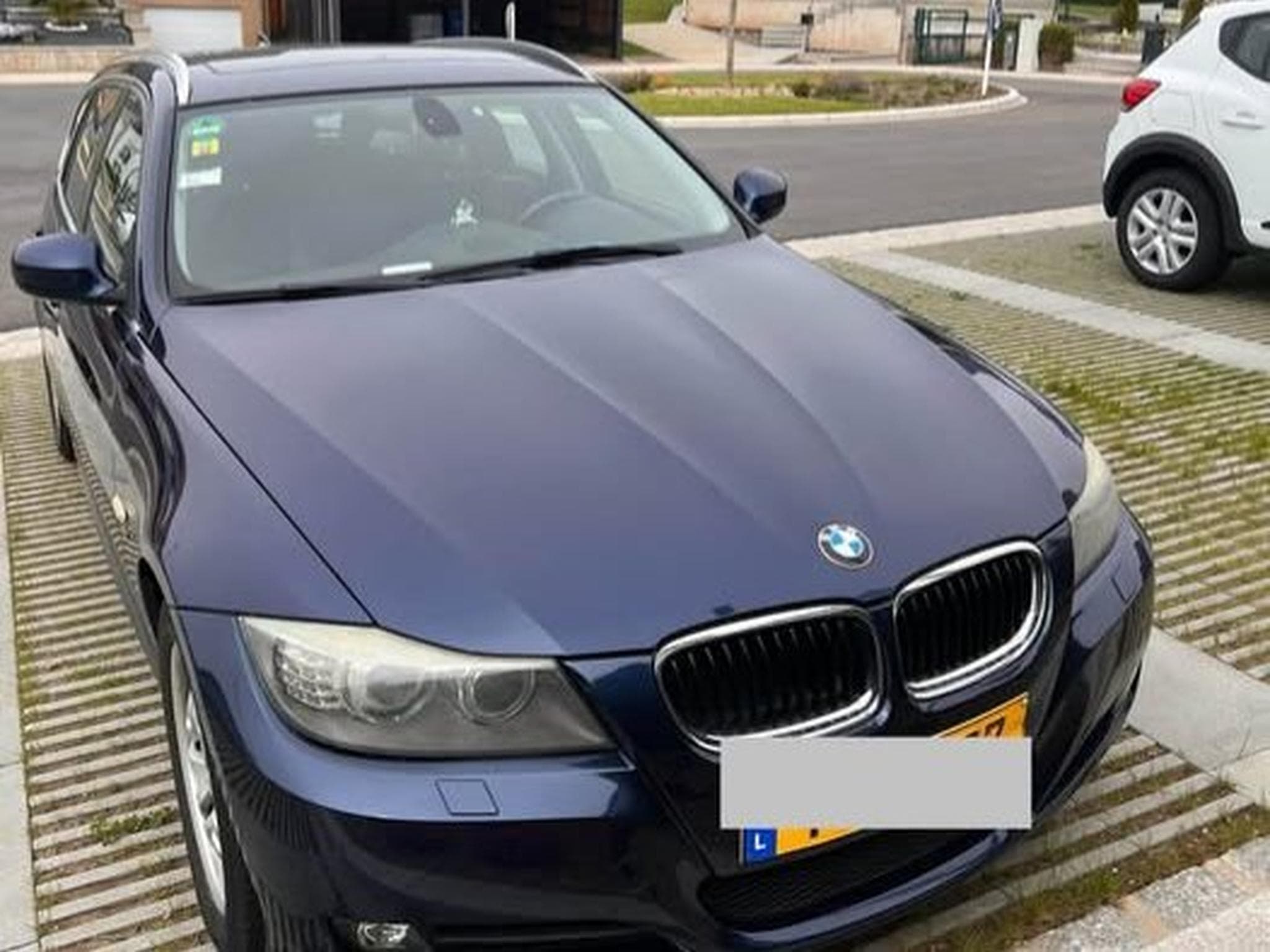 BMW 320 touring xdrive (2011) - Photo 2
