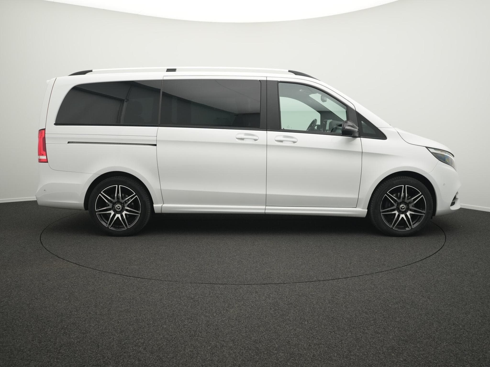 Mercedes V d lang (2023) - Photo 5