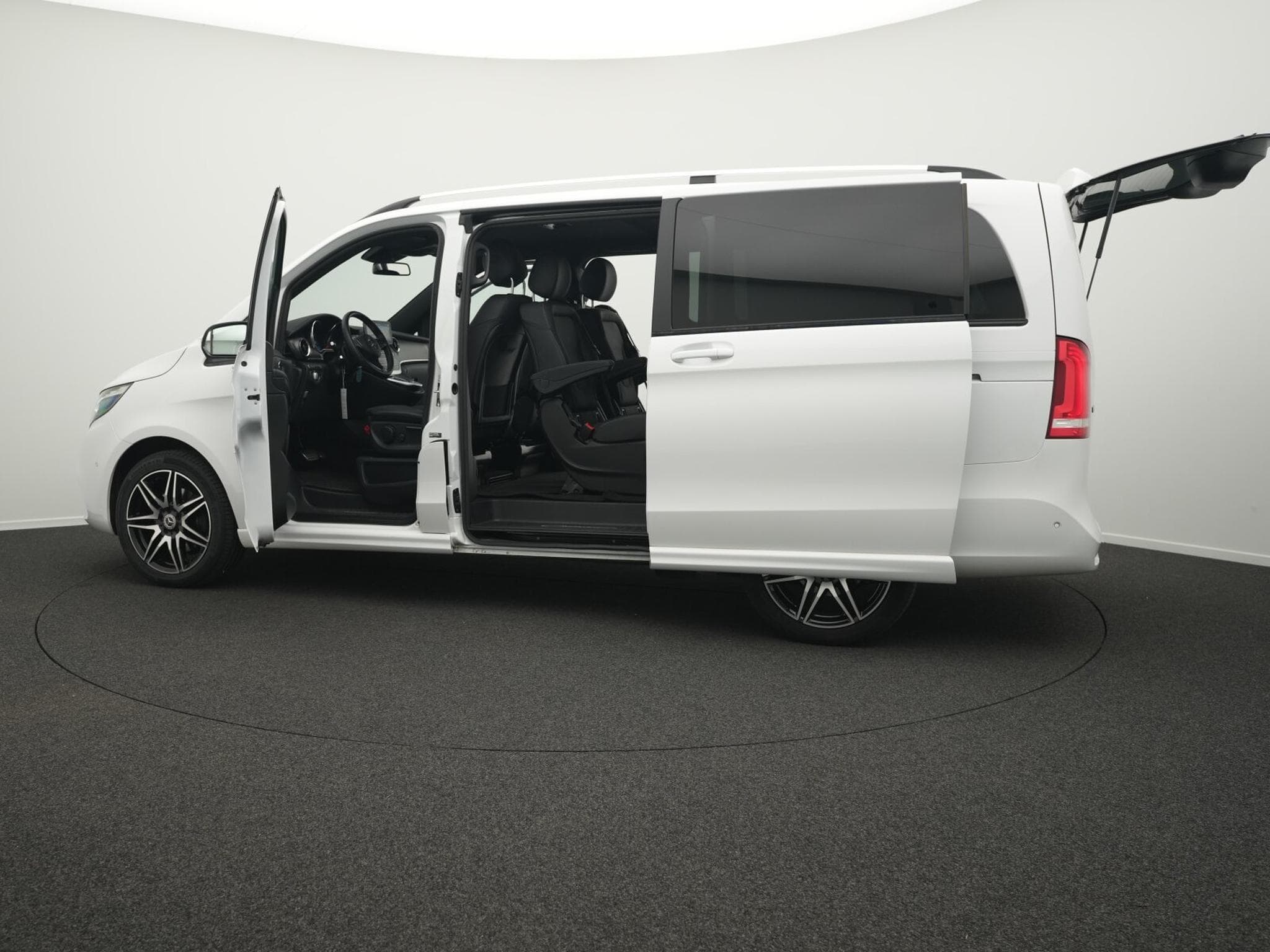 Mercedes V d lang (2023) - Photo 14