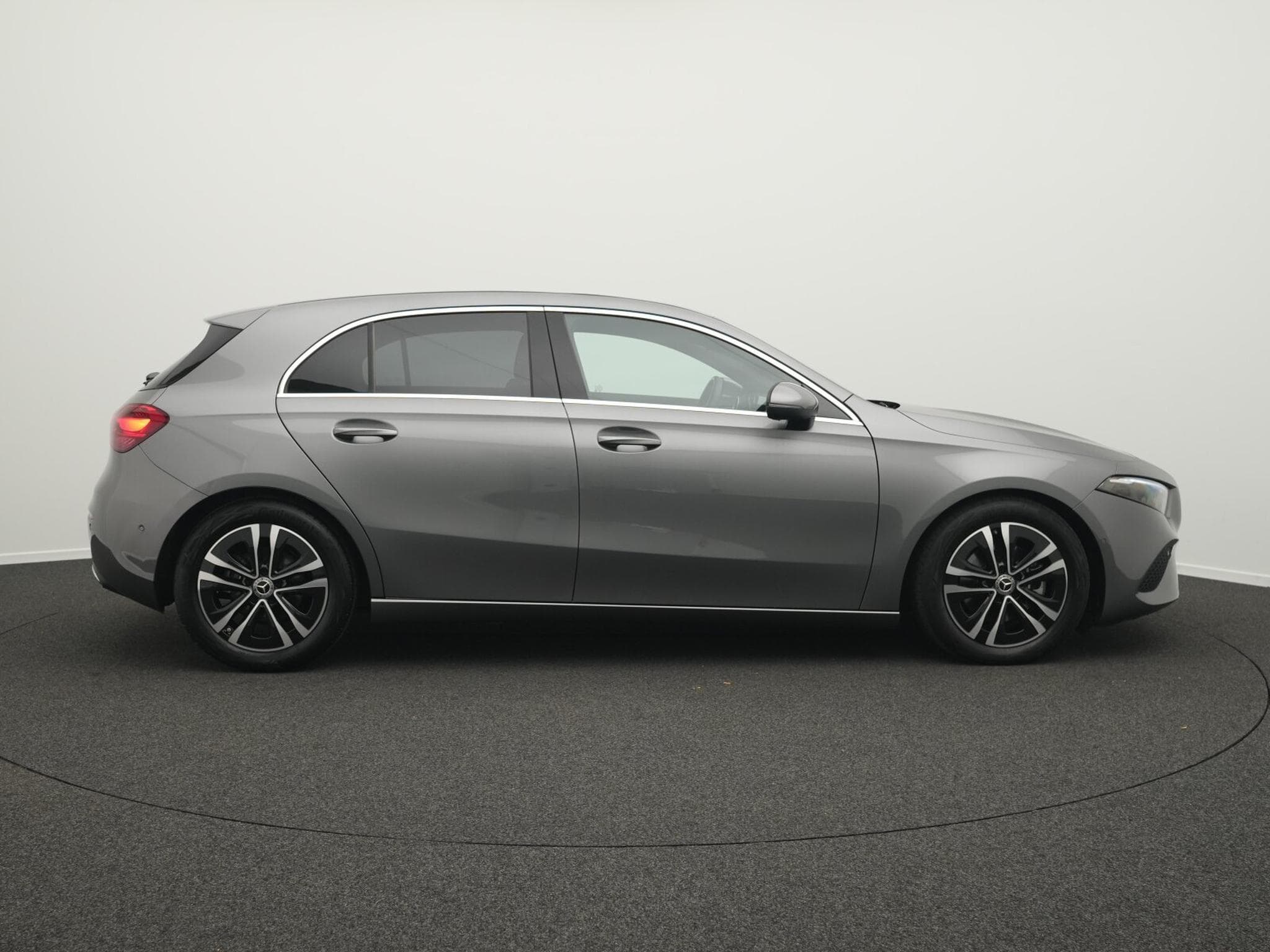 Mercedes A 180 d Progressive LED+Kamera+MBUX (2025) - Photo 5