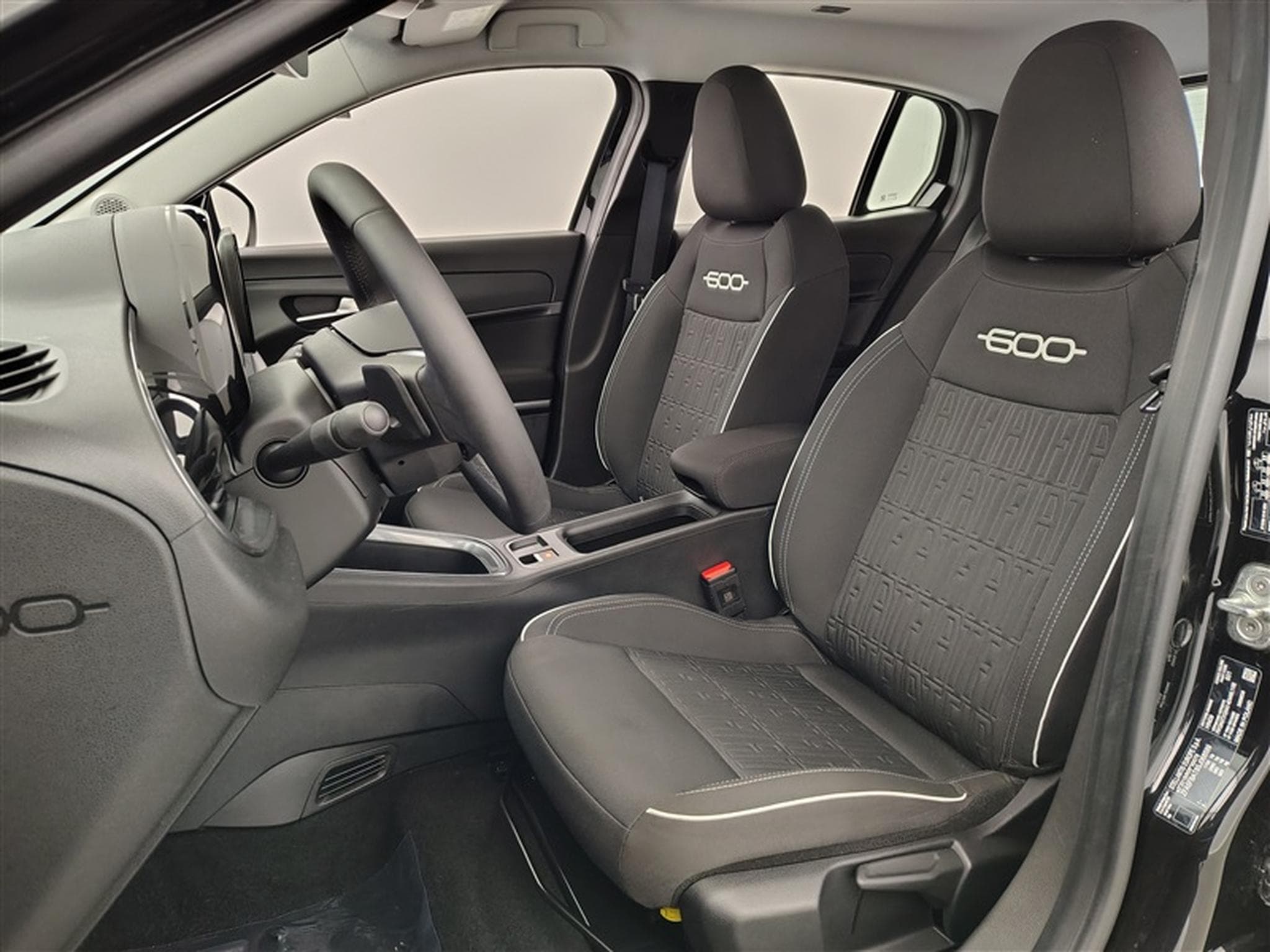 Fiat 600 1.2 Hybrid 136cv DCT Icone NAVI / FULL LED / KEYLESS / CAM (2025) - Photo 7