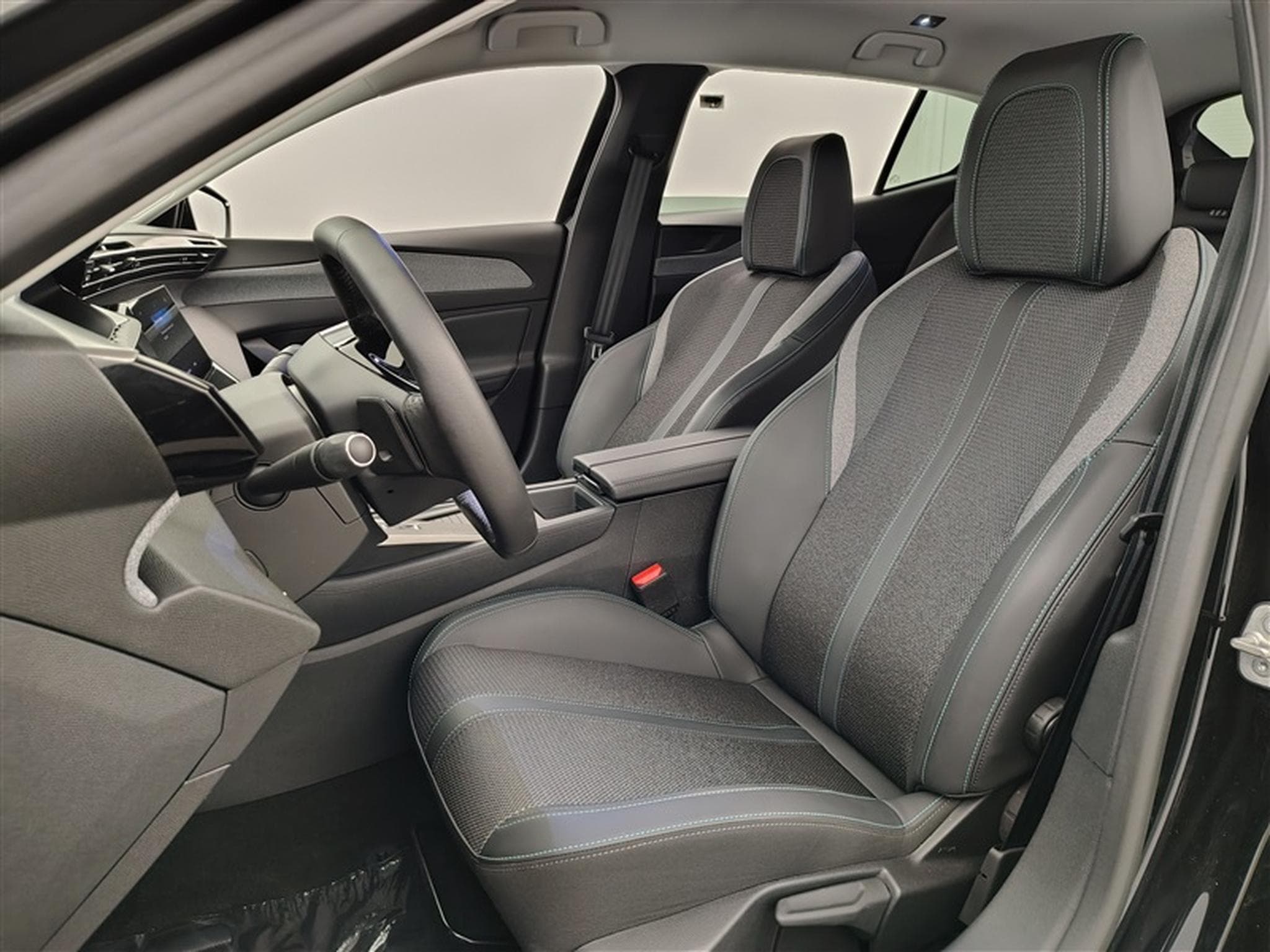 Peugeot 408 1.2 Hybrid 136cv e-DCS6 Allure NAVI / FULL LED / CAMERA 360 (2025) - Photo 7