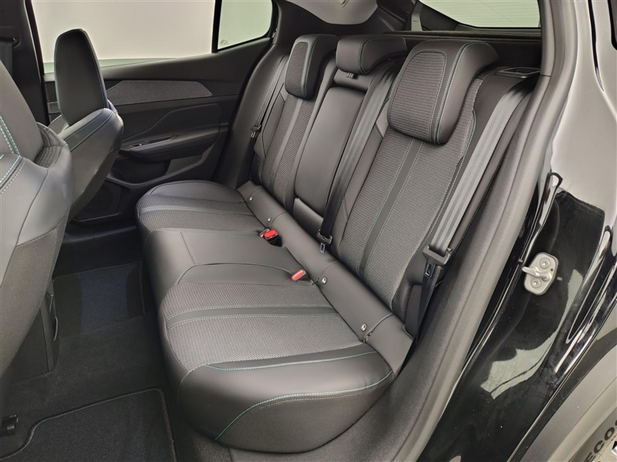 Peugeot 408 1.2 Hybrid 136cv e-DCS6 Allure NAVI / FULL LED / CAMERA 360 (2025) - Photo 13