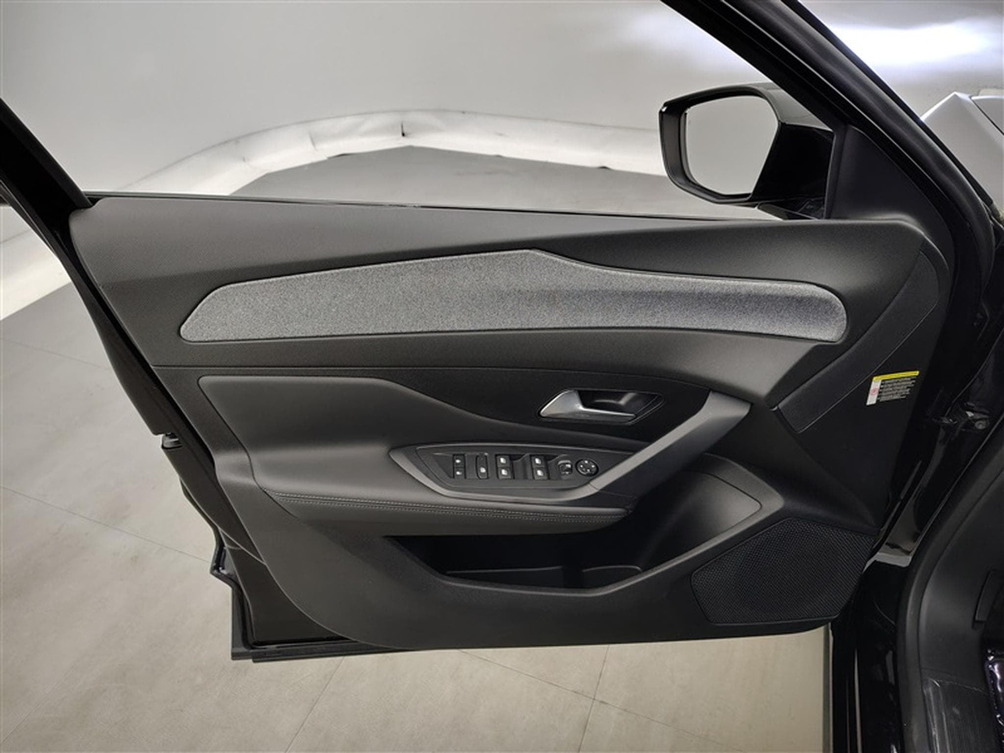 Peugeot 408 1.2 Hybrid 136cv e-DCS6 Allure NAVI / FULL LED / CAMERA 360 (2025) - Photo 17