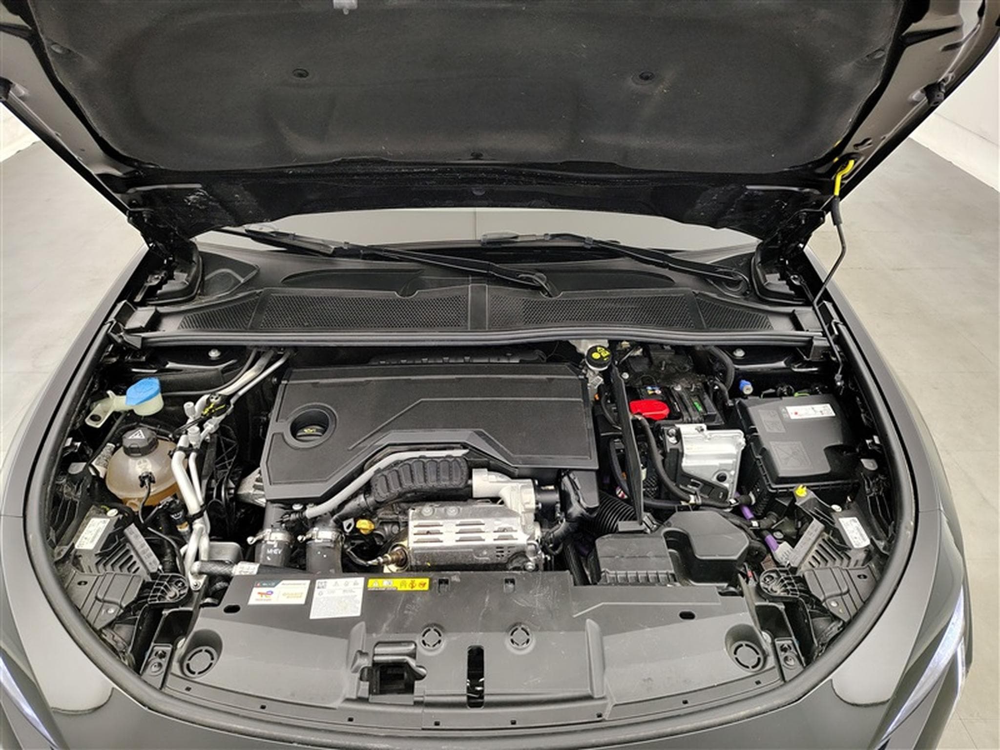 Peugeot 408 1.2 Hybrid 136cv e-DCS6 Allure NAVI / FULL LED / CAMERA 360 (2025) - Photo 19