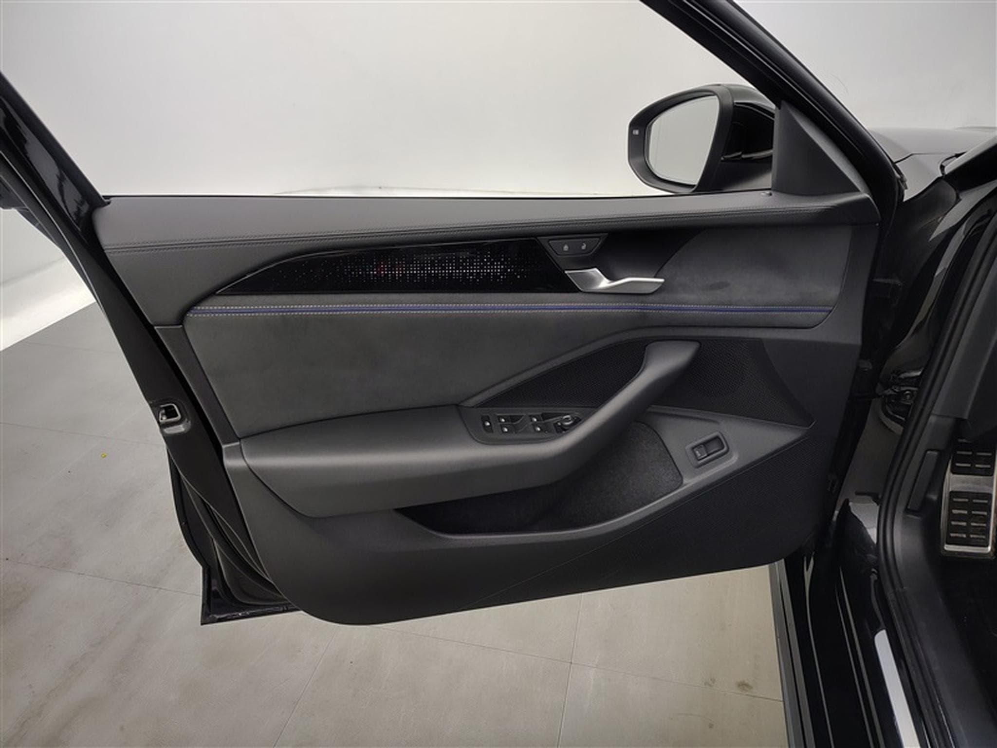 VW Passat 2.0 TDi 150cv DSG R-Line NAVI / FULL LED / CAMERA / JA 18" (2025) - Photo 17