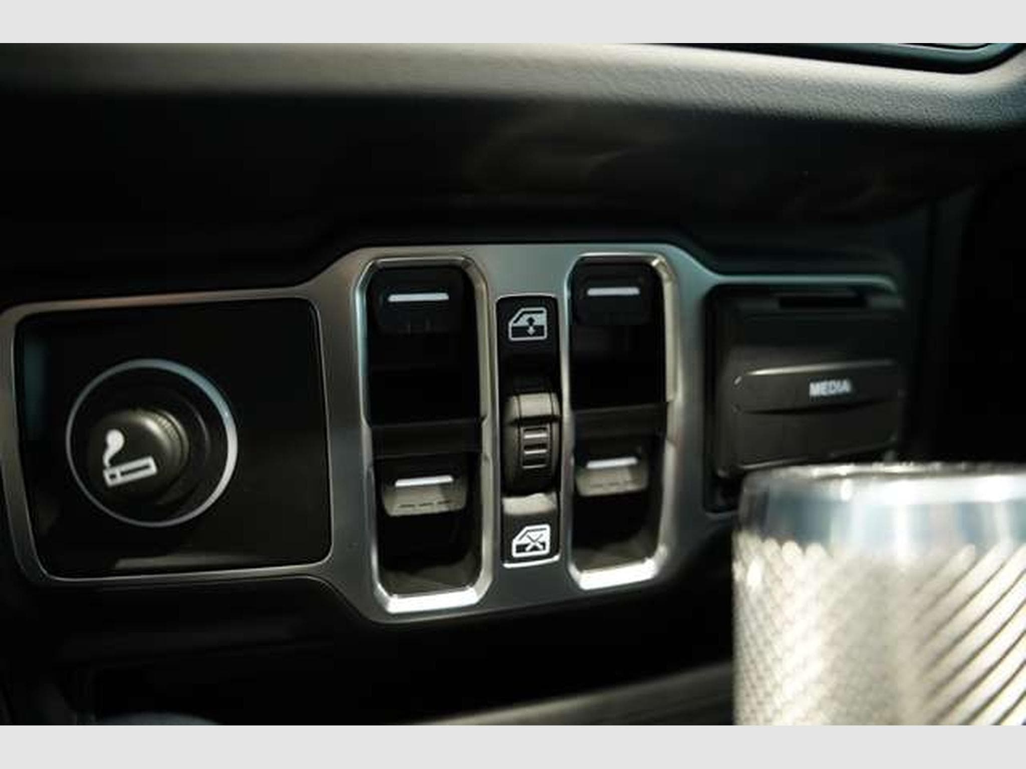 Jeep Wrangler BRUTE 2.0 T-GDI Sahara *1.H *Sonderlack (2025) - Foto 36