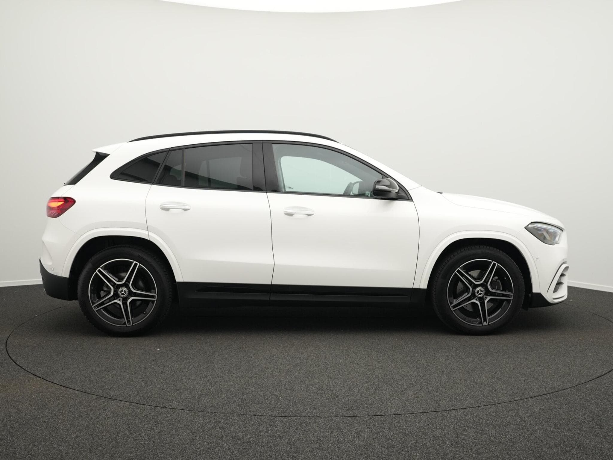 Mercedes GLA 200 d AMG-Line Multi+Kamera+Night+19"+AHK (2025) - Foto 5