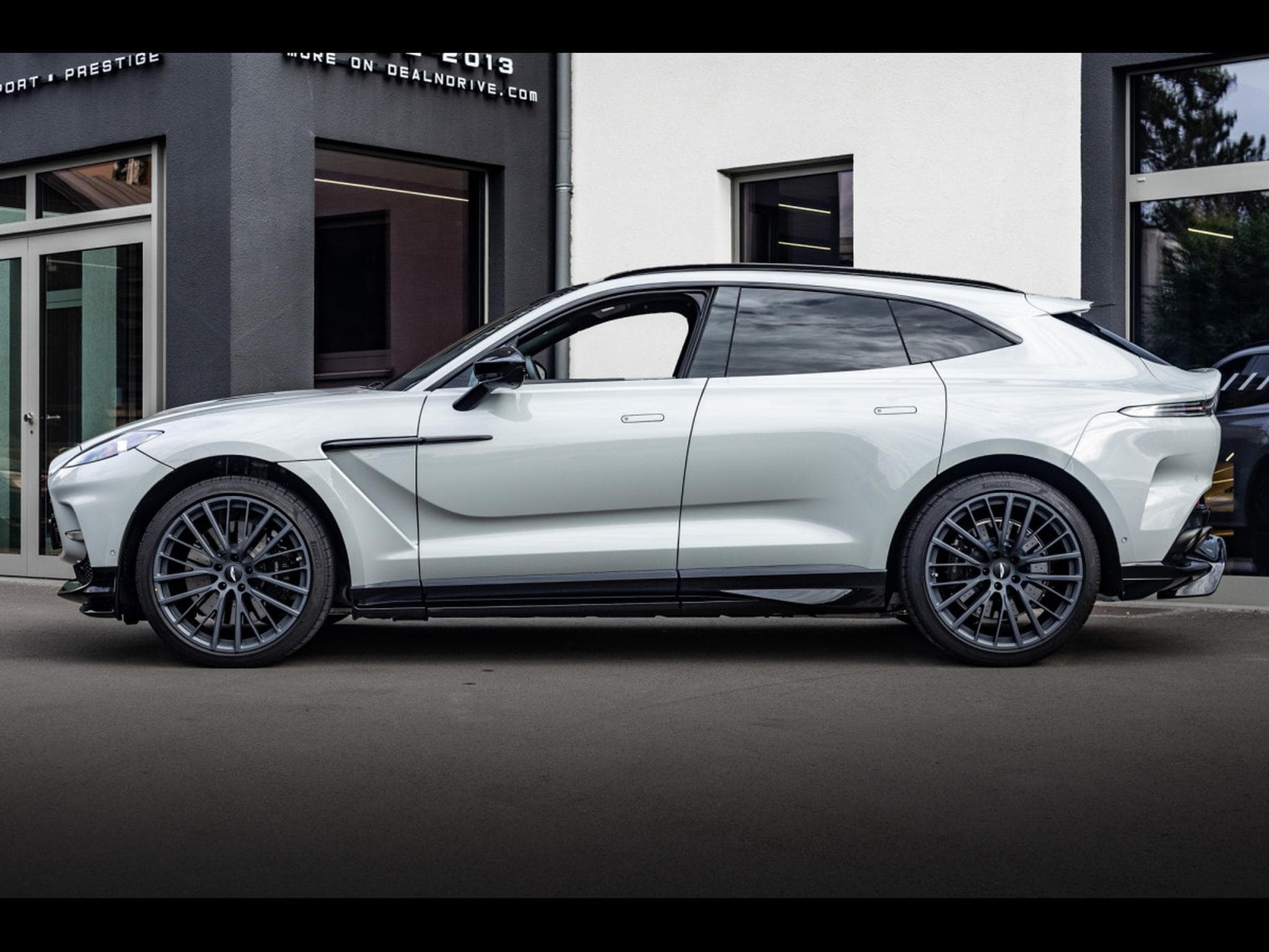 Aston-Martin DBX 707 4.0 V8 (707 CH) - APEX GREY (2024) - Photo 2