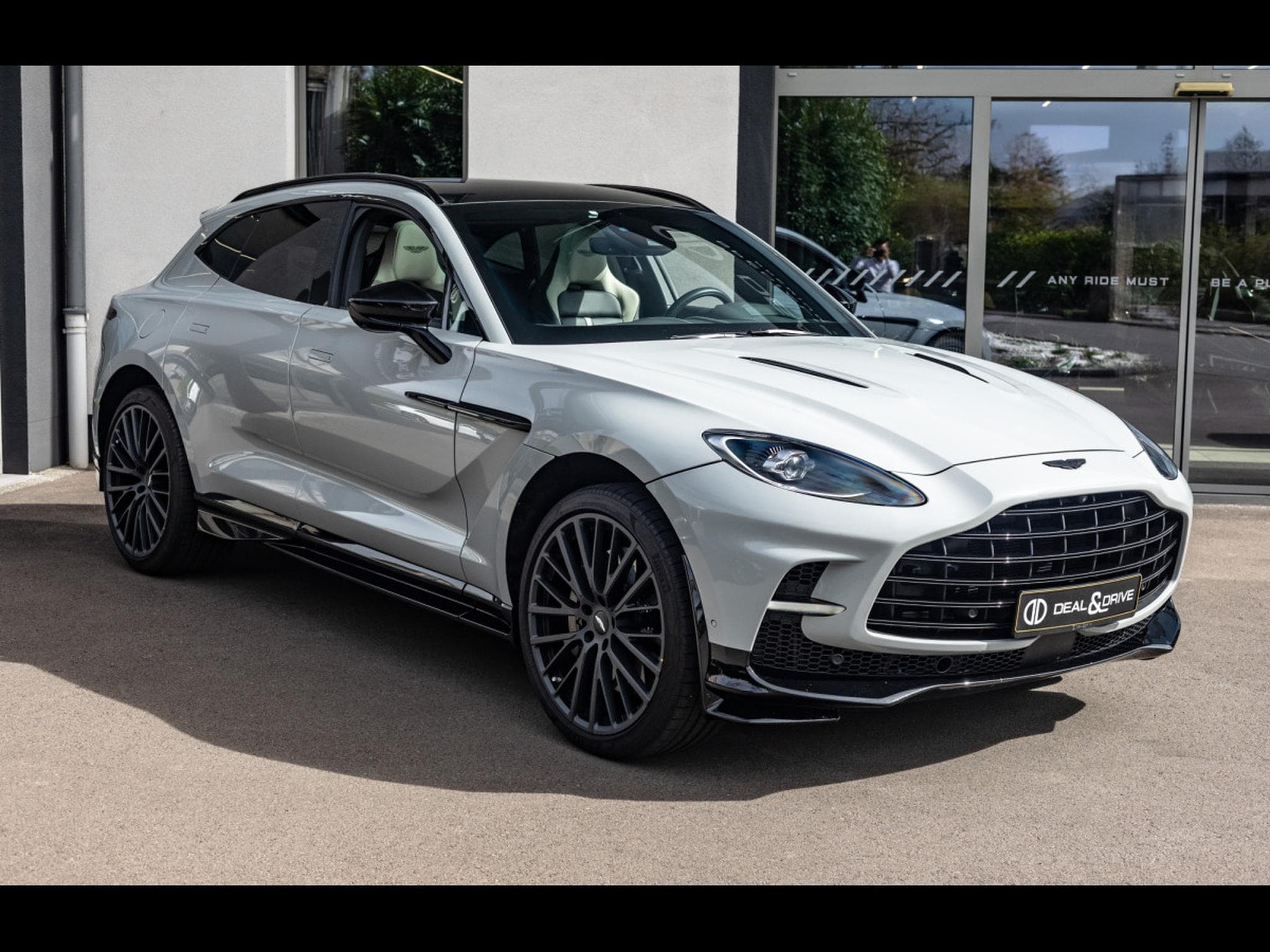Aston-Martin DBX 707 4.0 V8 (707 CH) - APEX GREY (2024) - Photo 6