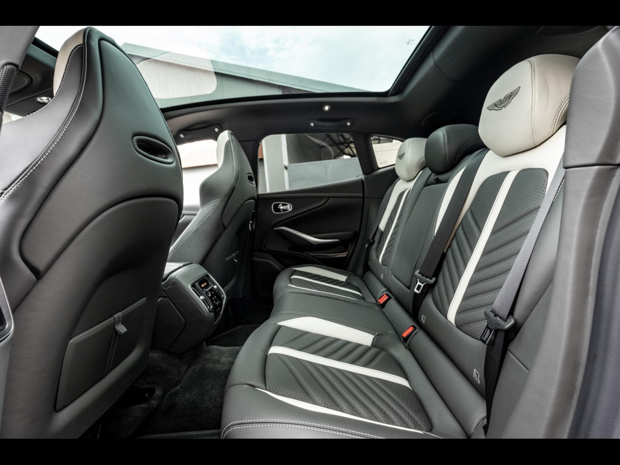 Aston-Martin DBX 707 4.0 V8 (707 CH) - APEX GREY (2024) - Photo 13