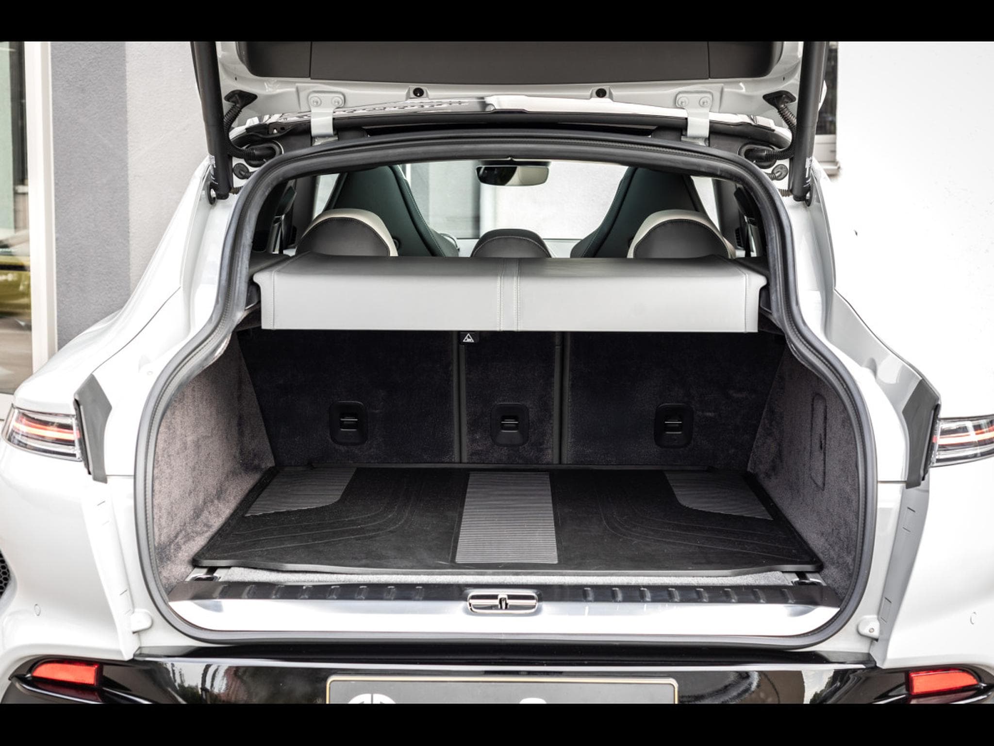Aston-Martin DBX 707 4.0 V8 (707 CH) - APEX GREY (2024) - Photo 16