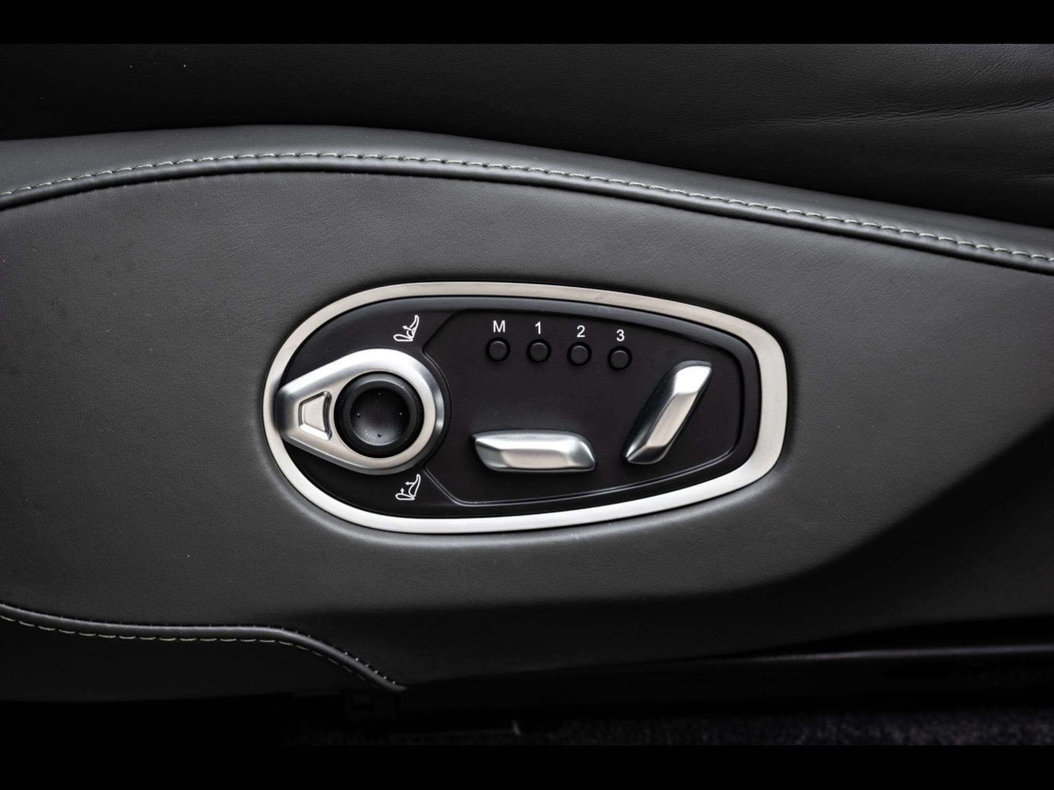 Aston-Martin DBX 707 4.0 V8 (707 CH) - APEX GREY (2024) - Photo 25