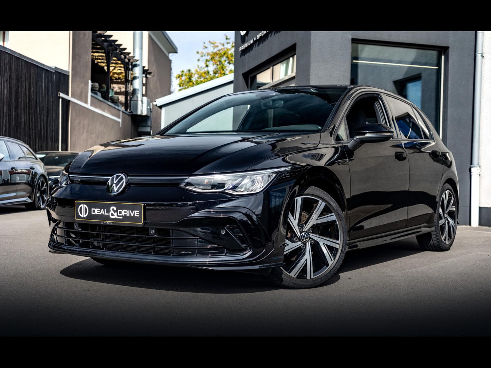 VW Golf 1.5 eTSI R-LINE DSG7 - DEEP BLACK NACRÉ (2023) - Photo 1