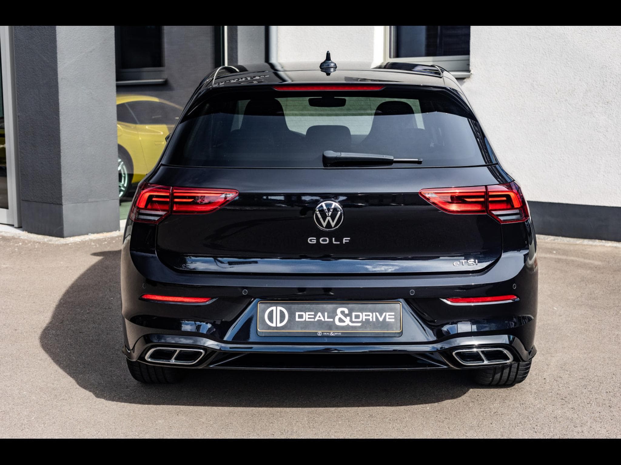 VW Golf 1.5 eTSI R-LINE DSG7 - DEEP BLACK NACRÉ (2023) - Photo 4