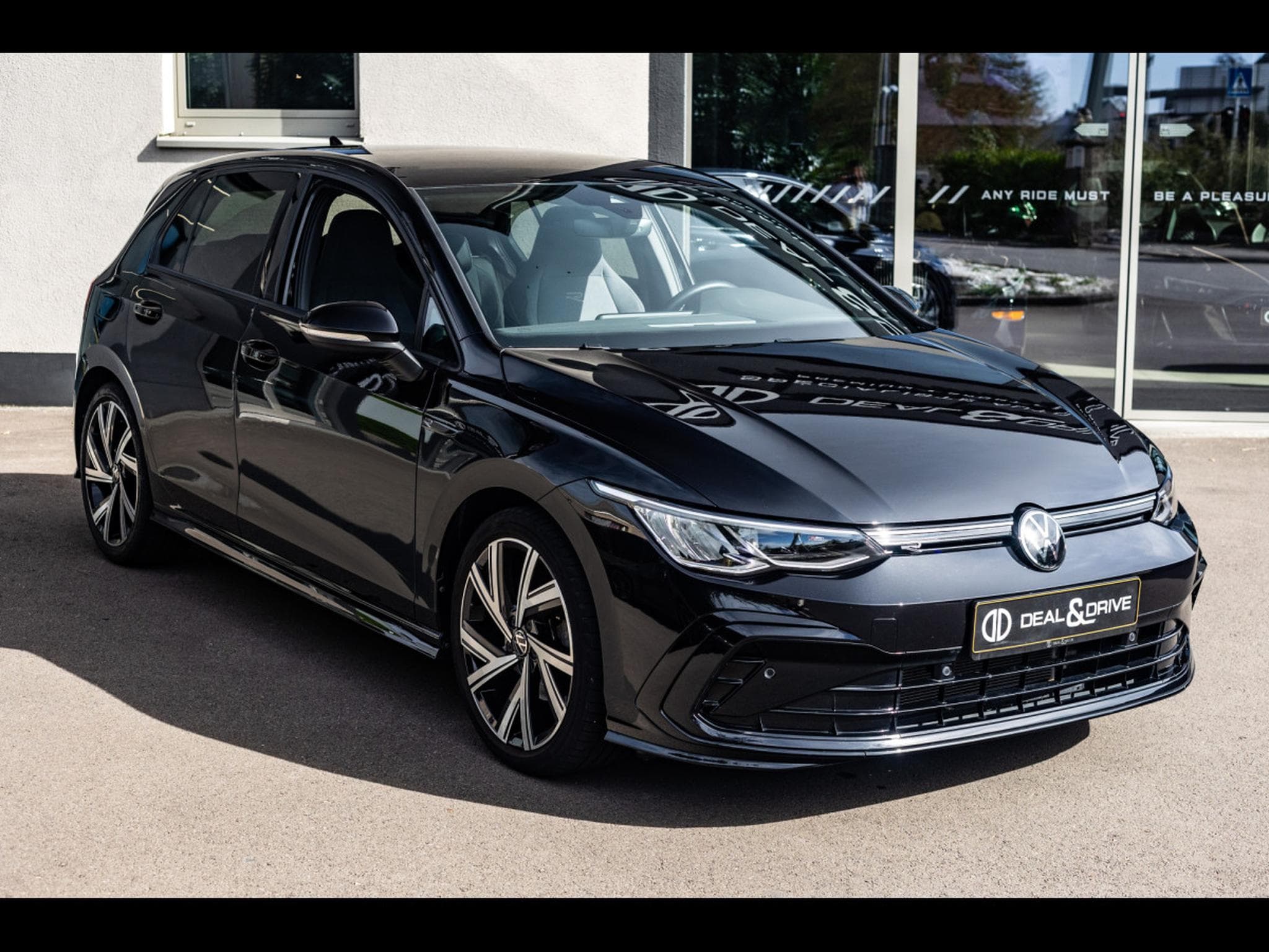 VW Golf 1.5 eTSI R-LINE DSG7 - DEEP BLACK NACRÉ (2023) - Photo 6