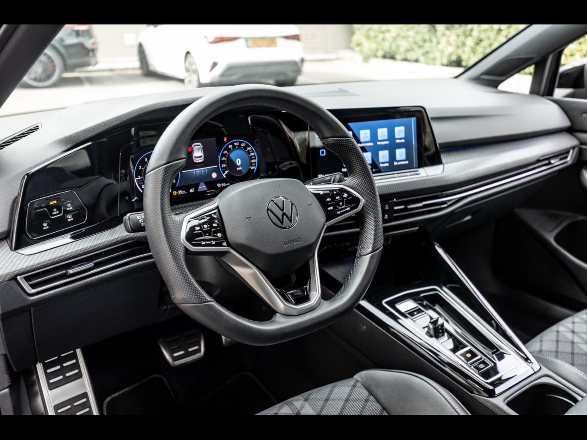VW Golf 1.5 eTSI R-LINE DSG7 - DEEP BLACK NACRÉ (2023) - Photo 10