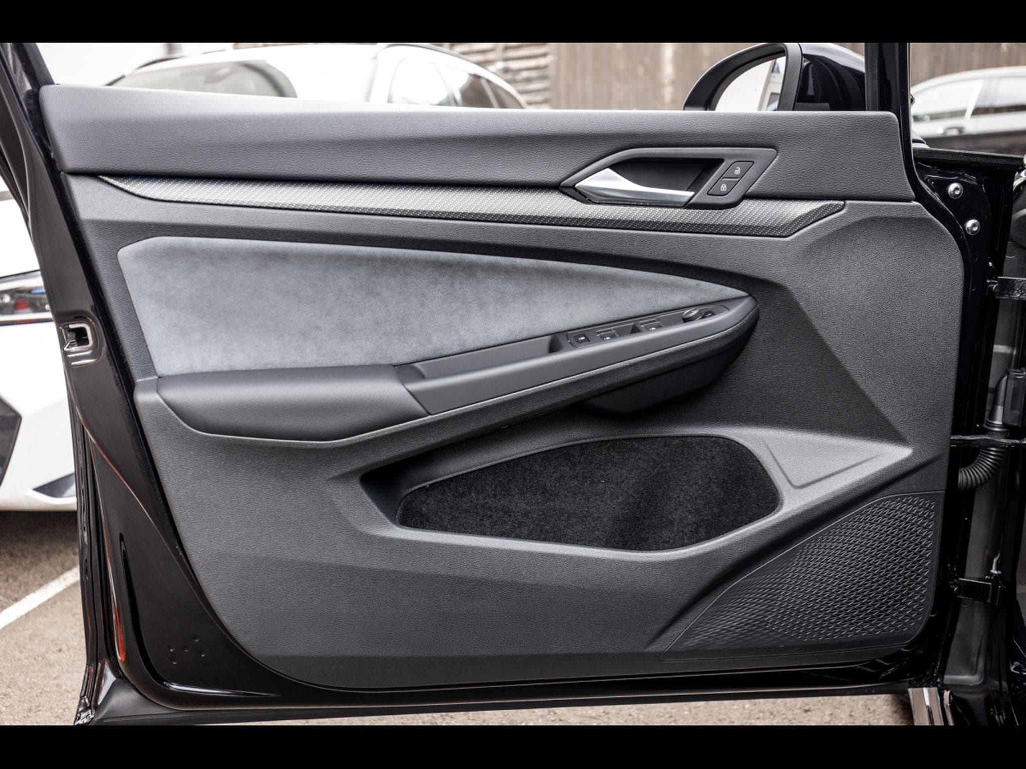 VW Golf 1.5 eTSI R-LINE DSG7 - DEEP BLACK NACRÉ (2023) - Photo 9