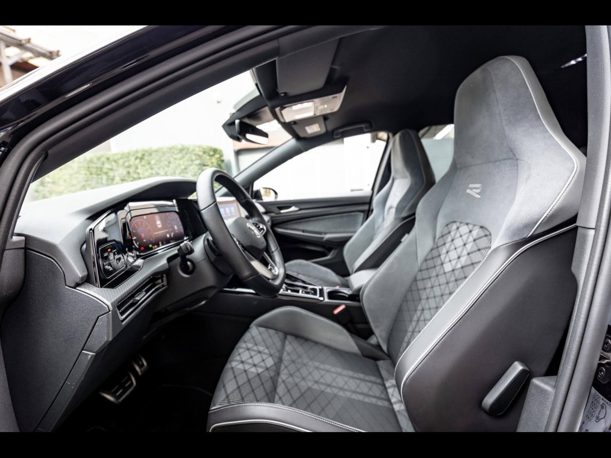 VW Golf 1.5 eTSI R-LINE DSG7 - DEEP BLACK NACRÉ (2023) - Photo 11