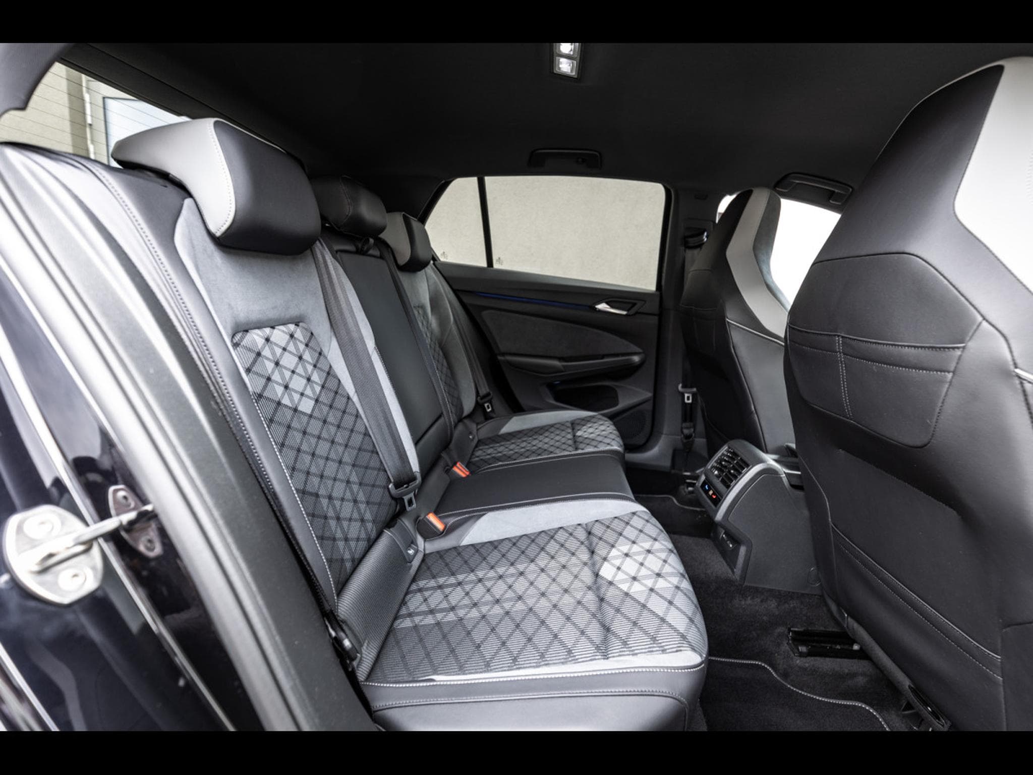 VW Golf 1.5 eTSI R-LINE DSG7 - DEEP BLACK NACRÉ (2023) - Photo 16