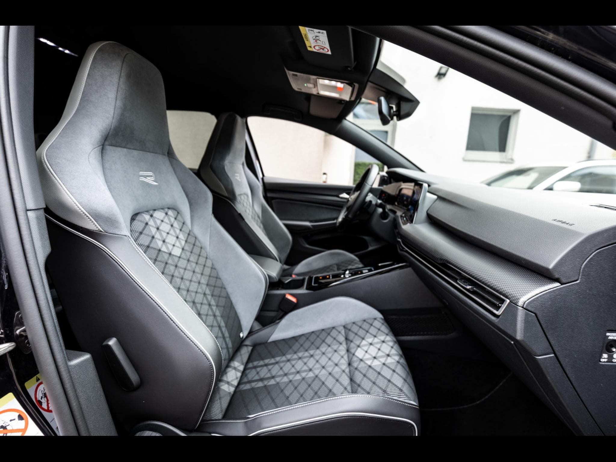 VW Golf 1.5 eTSI R-LINE DSG7 - DEEP BLACK NACRÉ (2023) - Photo 15