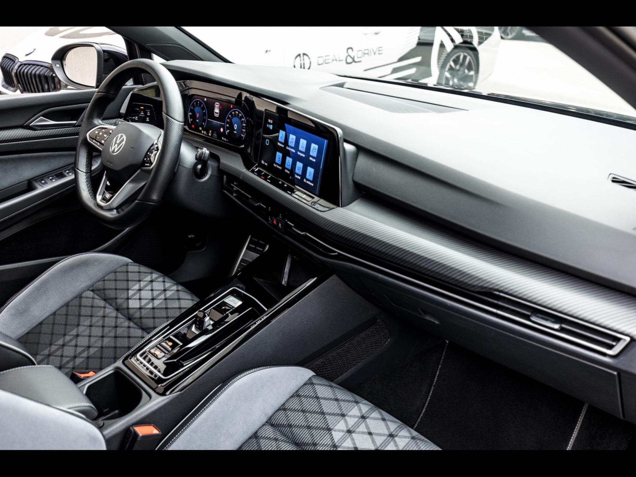 VW Golf 1.5 eTSI R-LINE DSG7 - DEEP BLACK NACRÉ (2023) - Photo 17