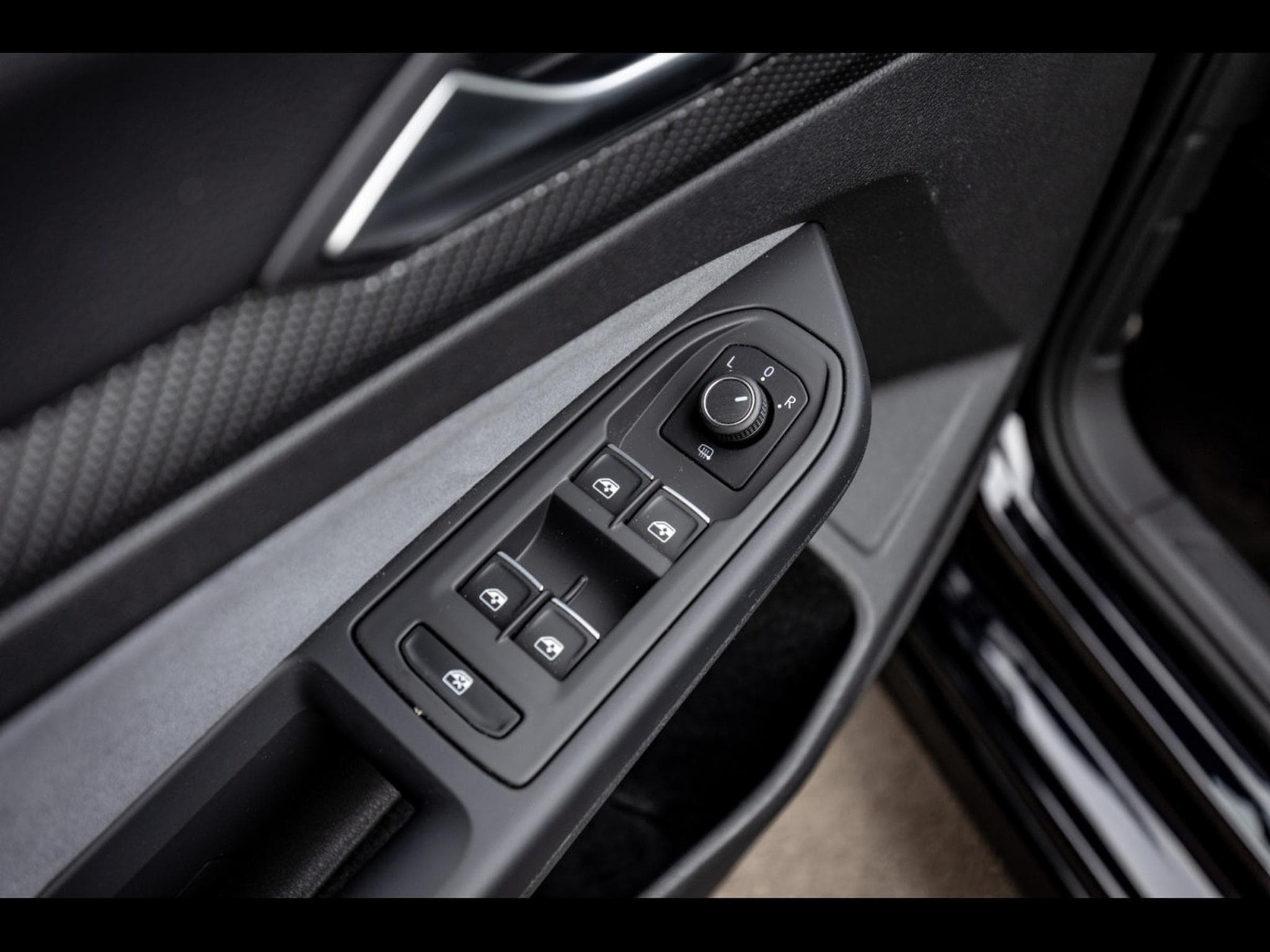 VW Golf 1.5 eTSI R-LINE DSG7 - DEEP BLACK NACRÉ (2023) - Photo 25