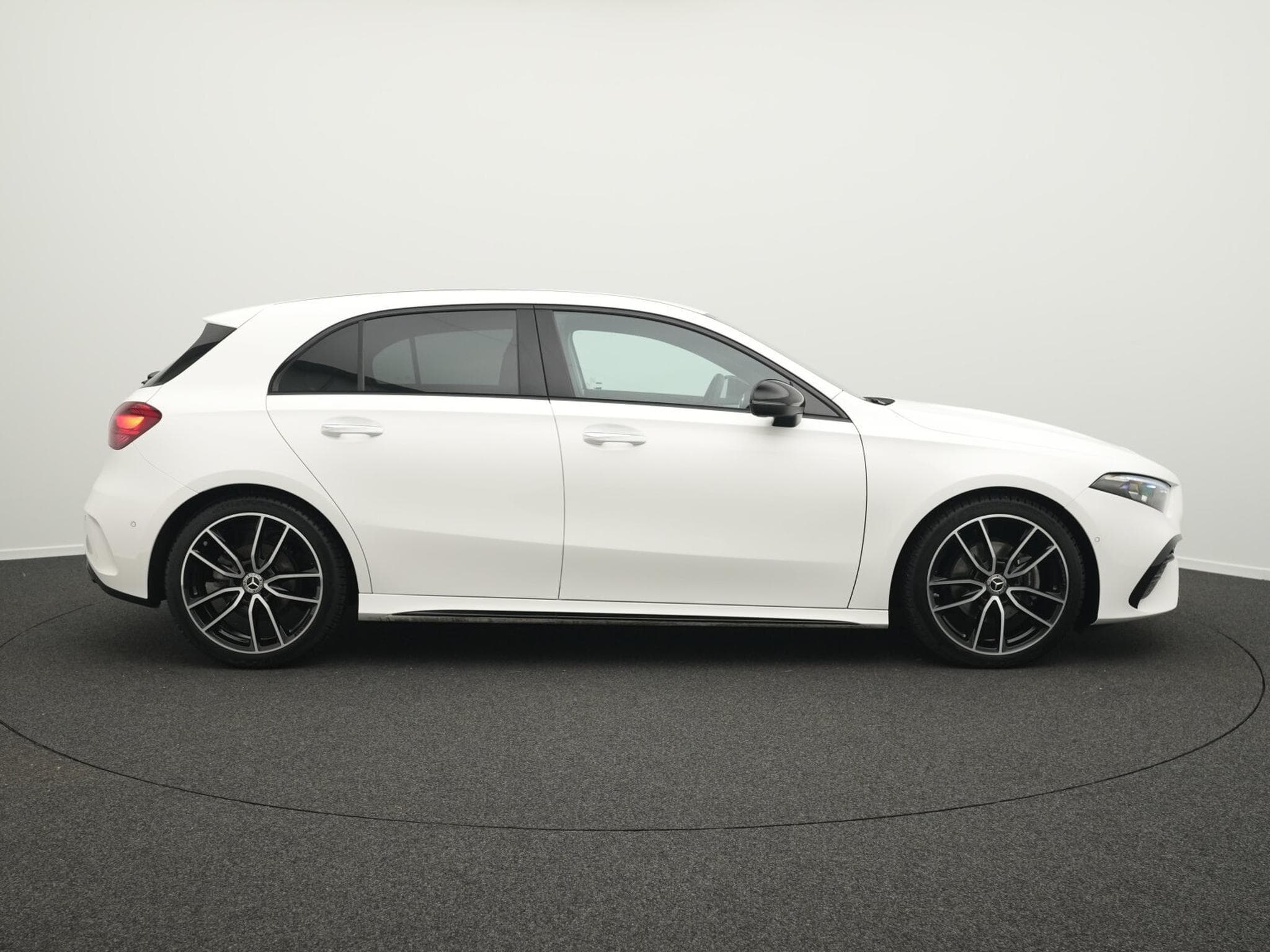 Mercedes A 200 d AMG-Line Multi+Night+Kamera+Ambi (2025) - Foto 5