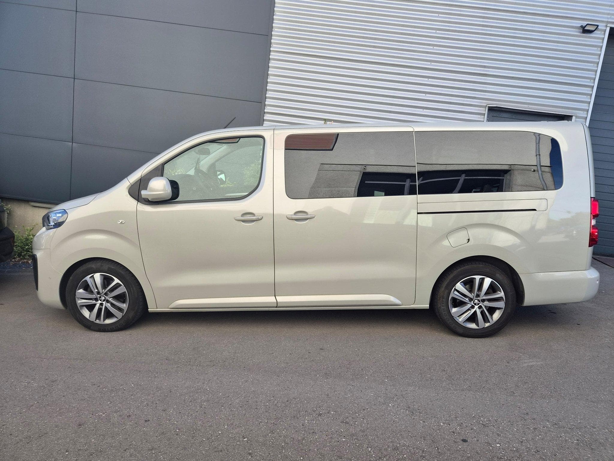 Peugeot Traveller XL (2022) - Photo 1