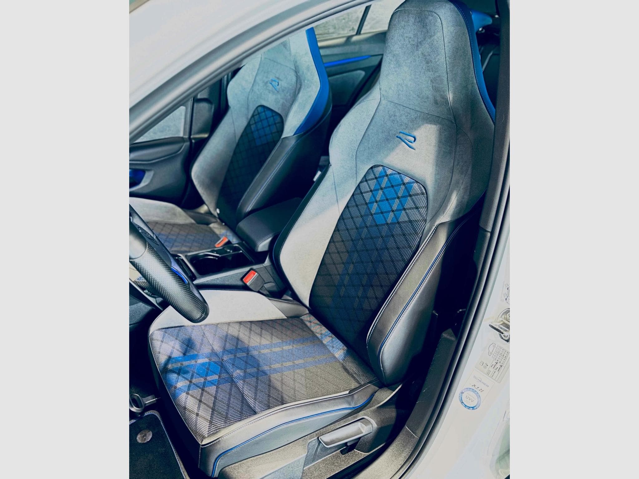 VW Golf GOLF VIII R TSI 4MOTION DSG (2024) - Photo 8