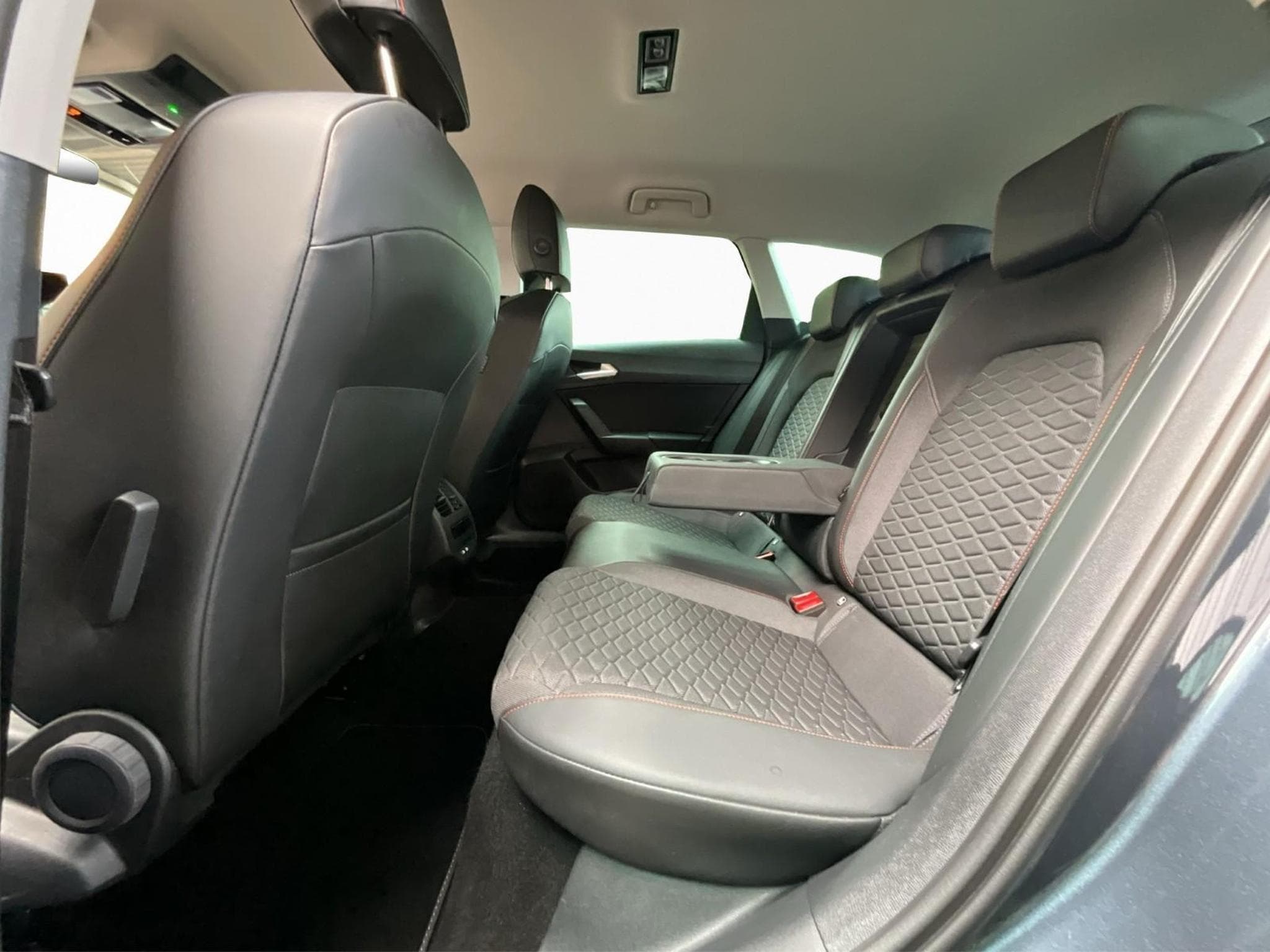 Seat Leon Sportstourer+FR+DSG+P.Vision+Matrix-Led+P.Safe+Connectivity- (2025) - Photo 17