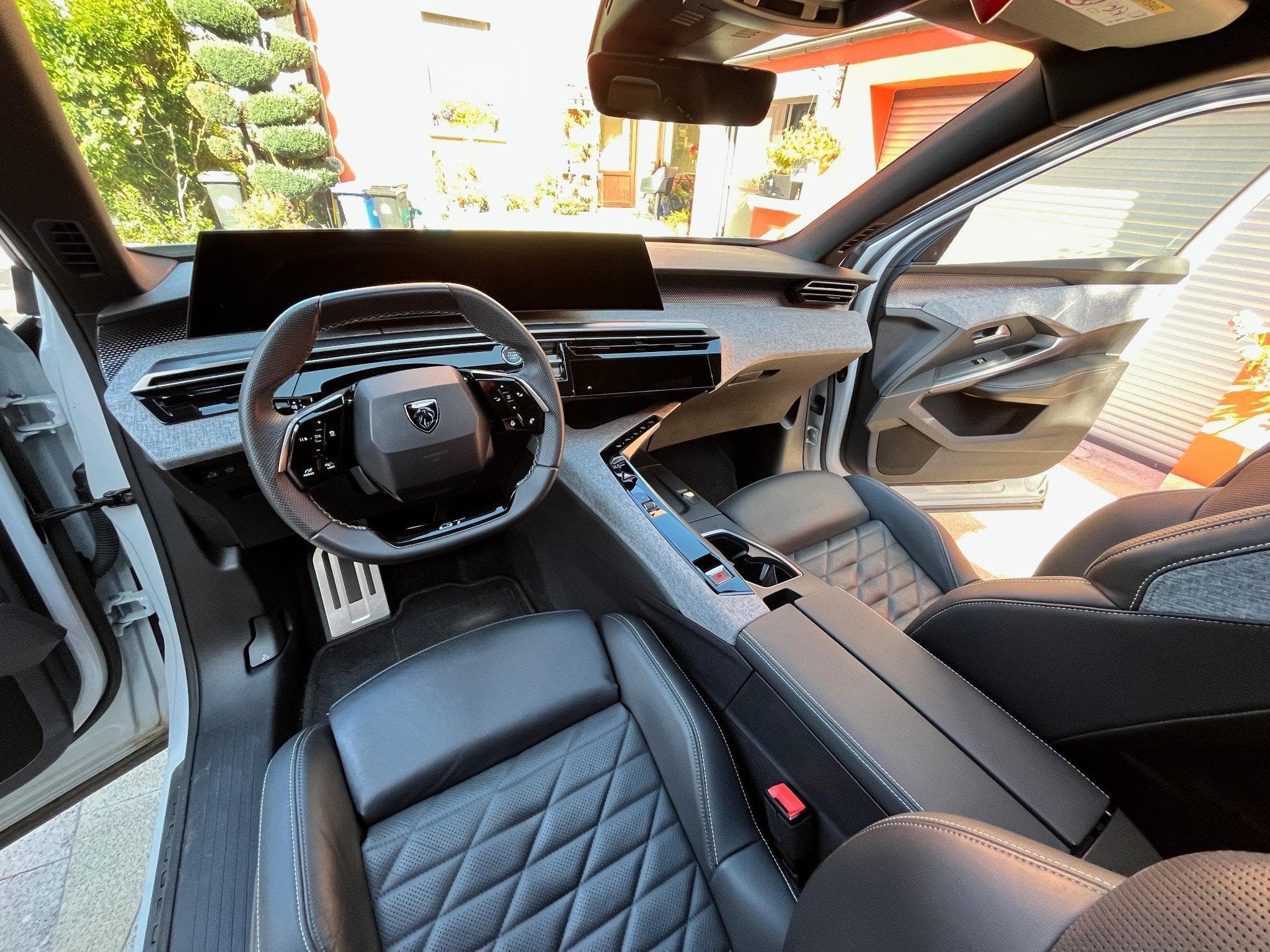 Peugeot 3008 GT First Edition Hybrid 145 e-DCS6 (2024) - Photo 2