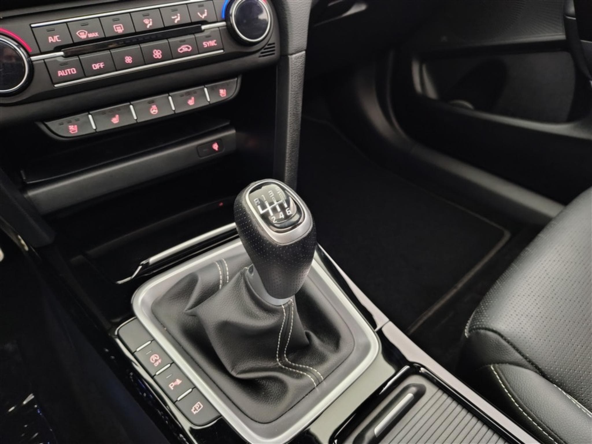Kia ProCeed 1.5 TGI GT-Line CUIR / NAVI / CAMERA / TO PANO / JBL (2023) - Photo 11