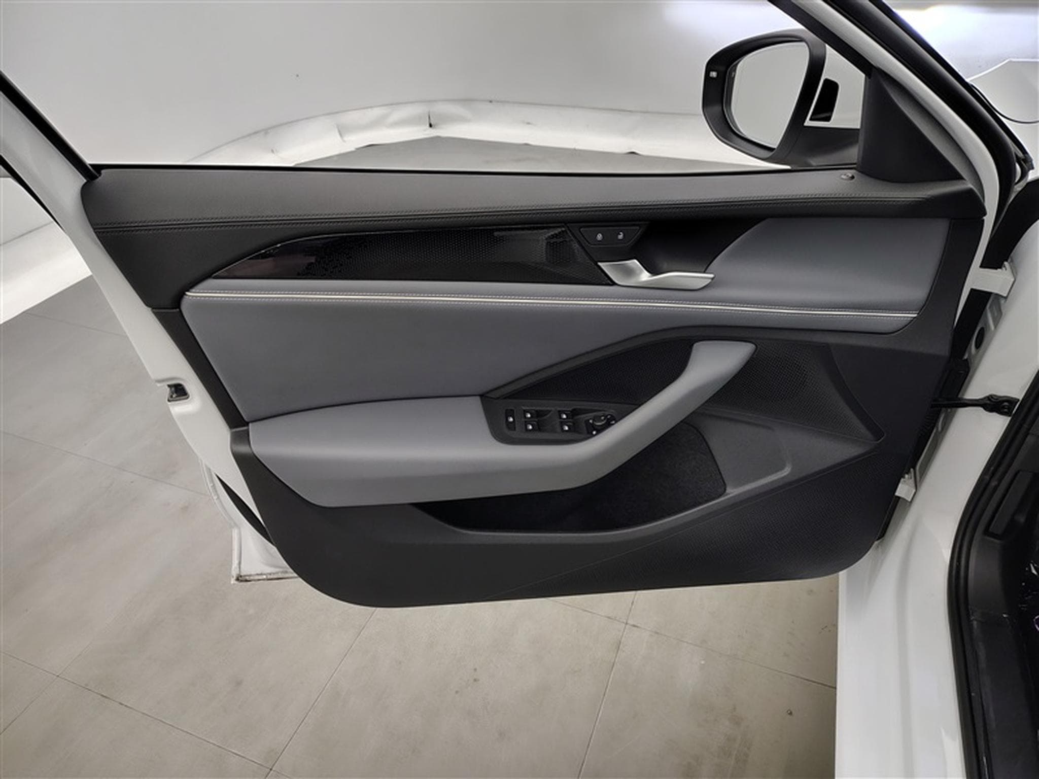 VW Passat 1.5 TSI 150Cv DSG Elegance NAVI / CAMERA / CARPLAY (2024) - Photo 17