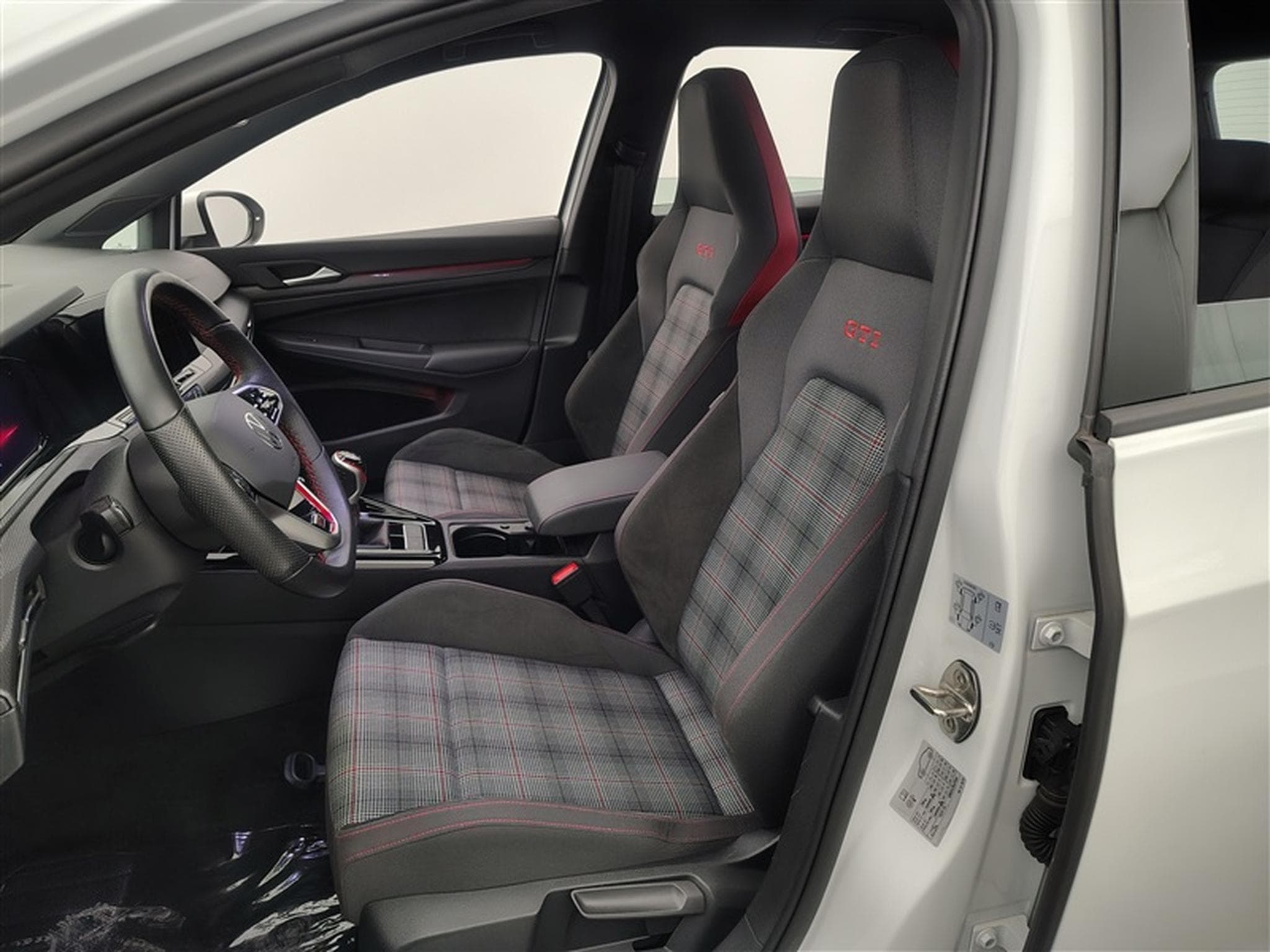 VW Golf 2.0 TSI 245cv GTI NAVI / FULL LED / CAMERA / JA 17" (2024) - Photo 6