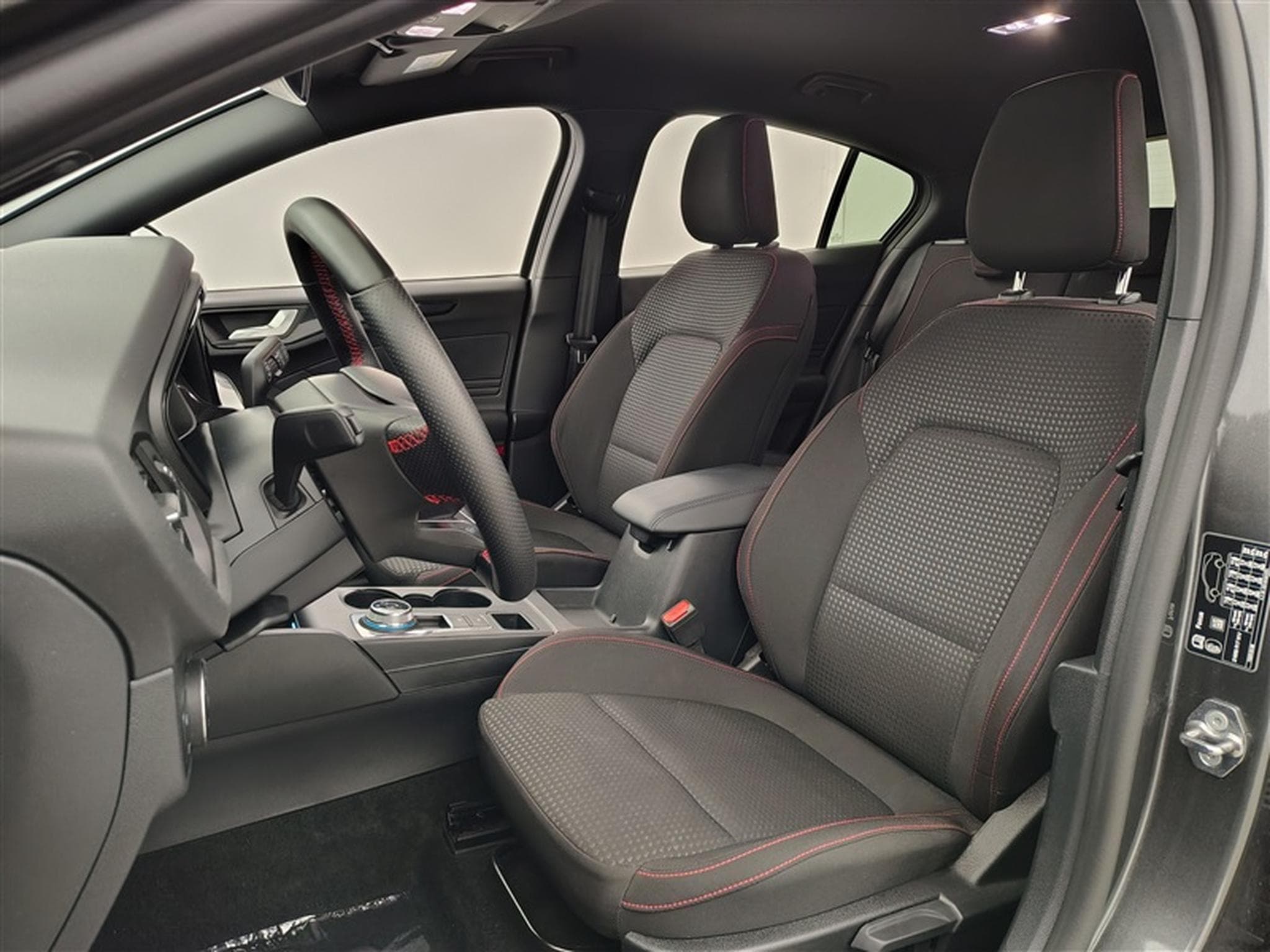 Ford Focus 1.5 EcoBlue 115cv PowerShift ST-Line NAVI / FULL LED / CAM (2025) - Photo 7
