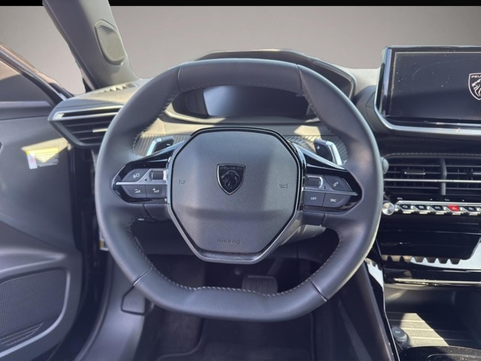 Peugeot 2008 (2023) - Photo 7